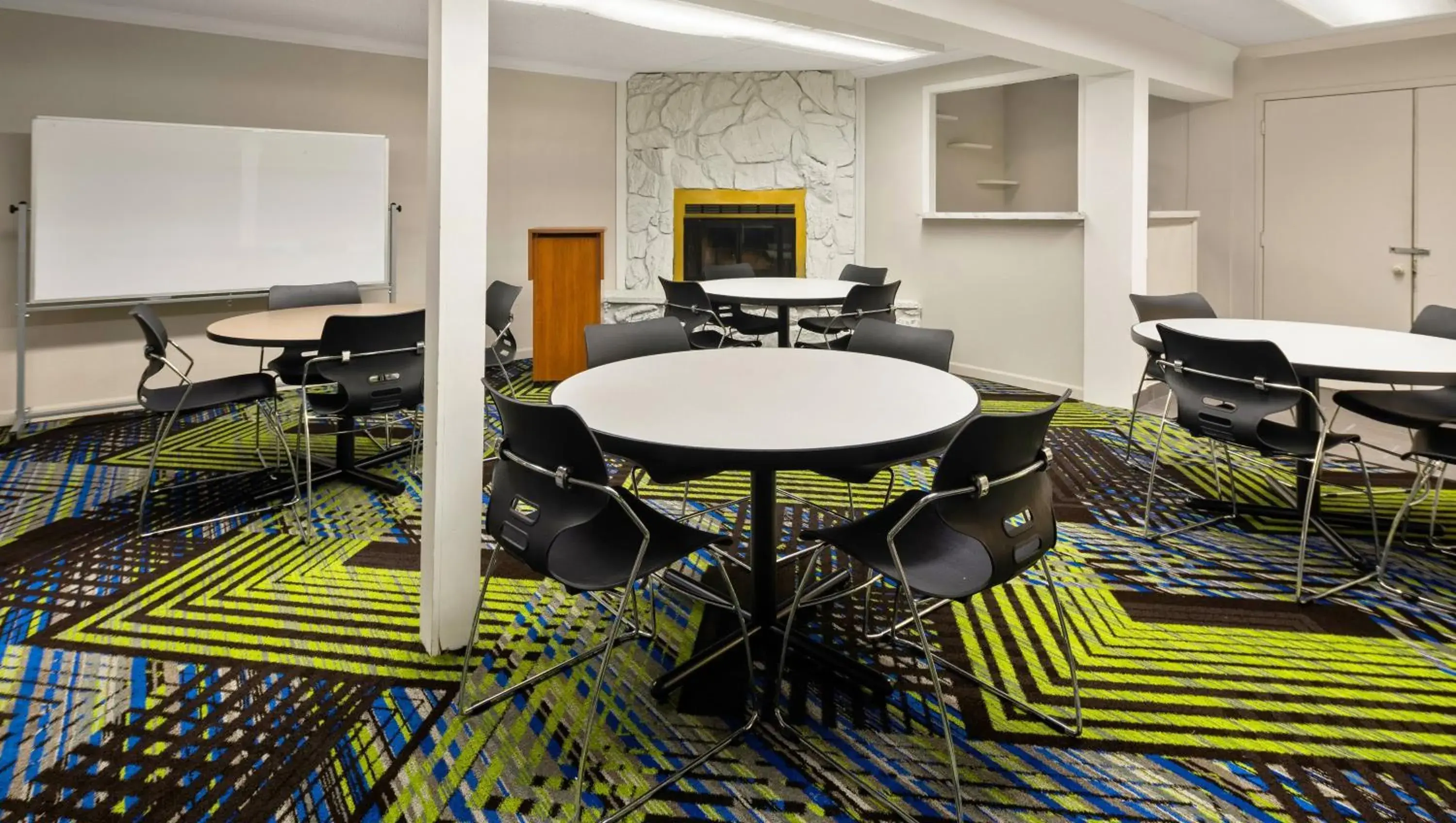 Meeting/conference room in Magnuson Hotel Detroit Airport