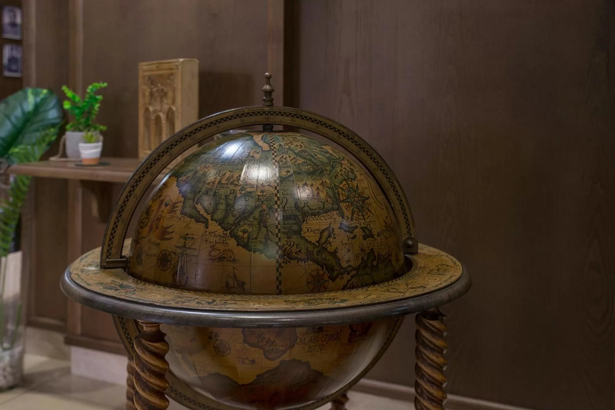 Decorative detail in Hôtel Les Voyageurs