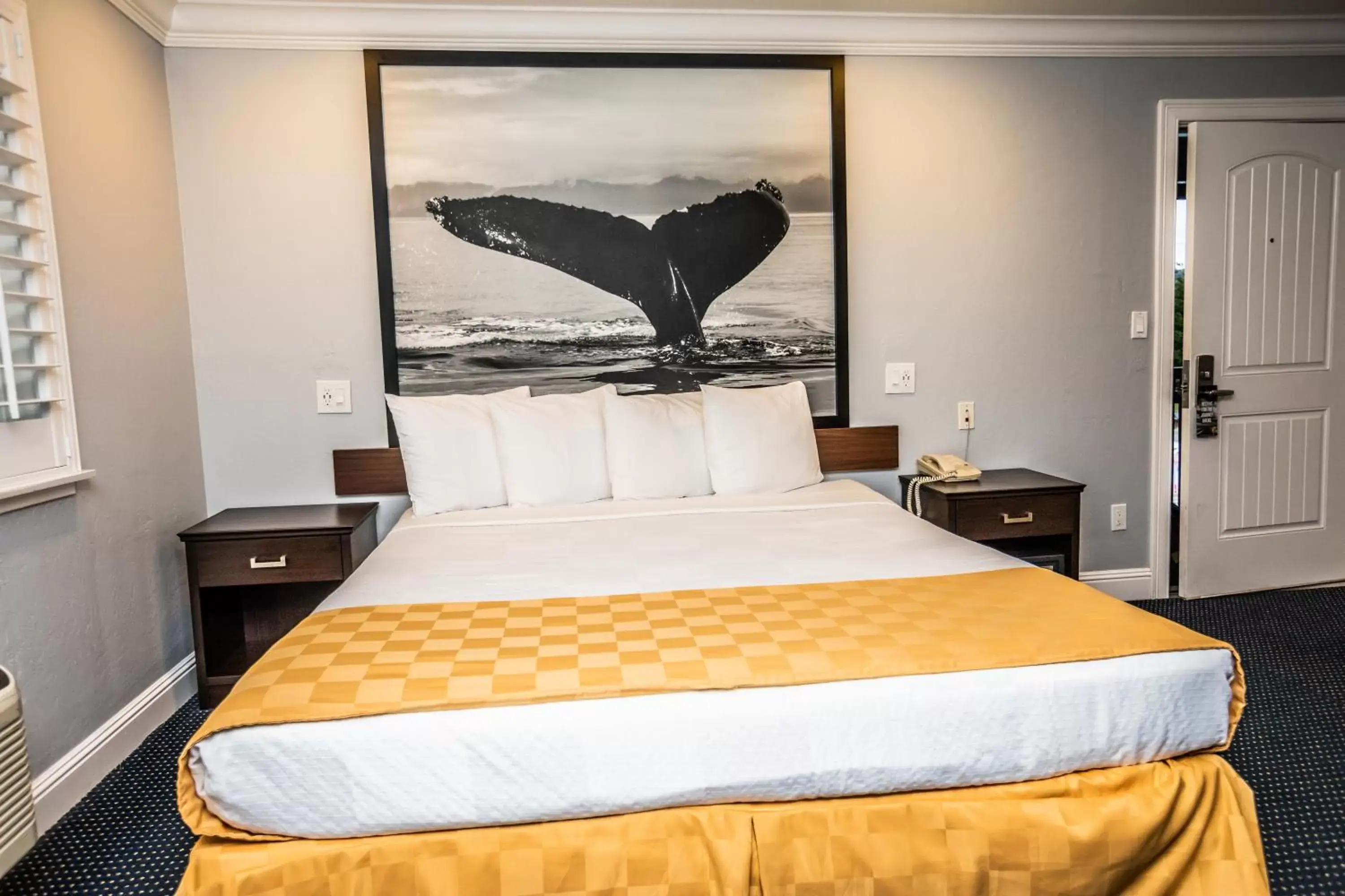 Bed in Super 8 by Wyndham Monterey Fisherman's Wharf Aquarium