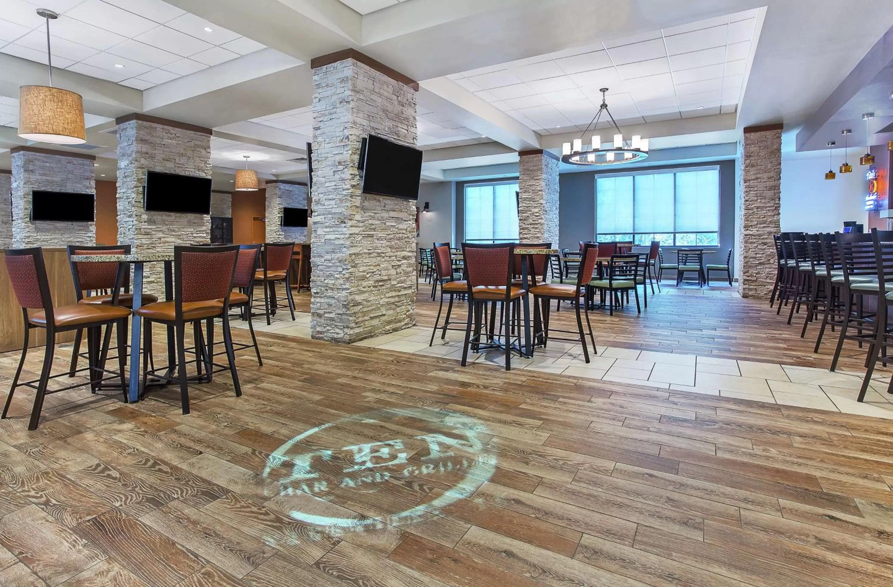 Lounge or bar in Embassy Suites by Hilton Nashville Airport
