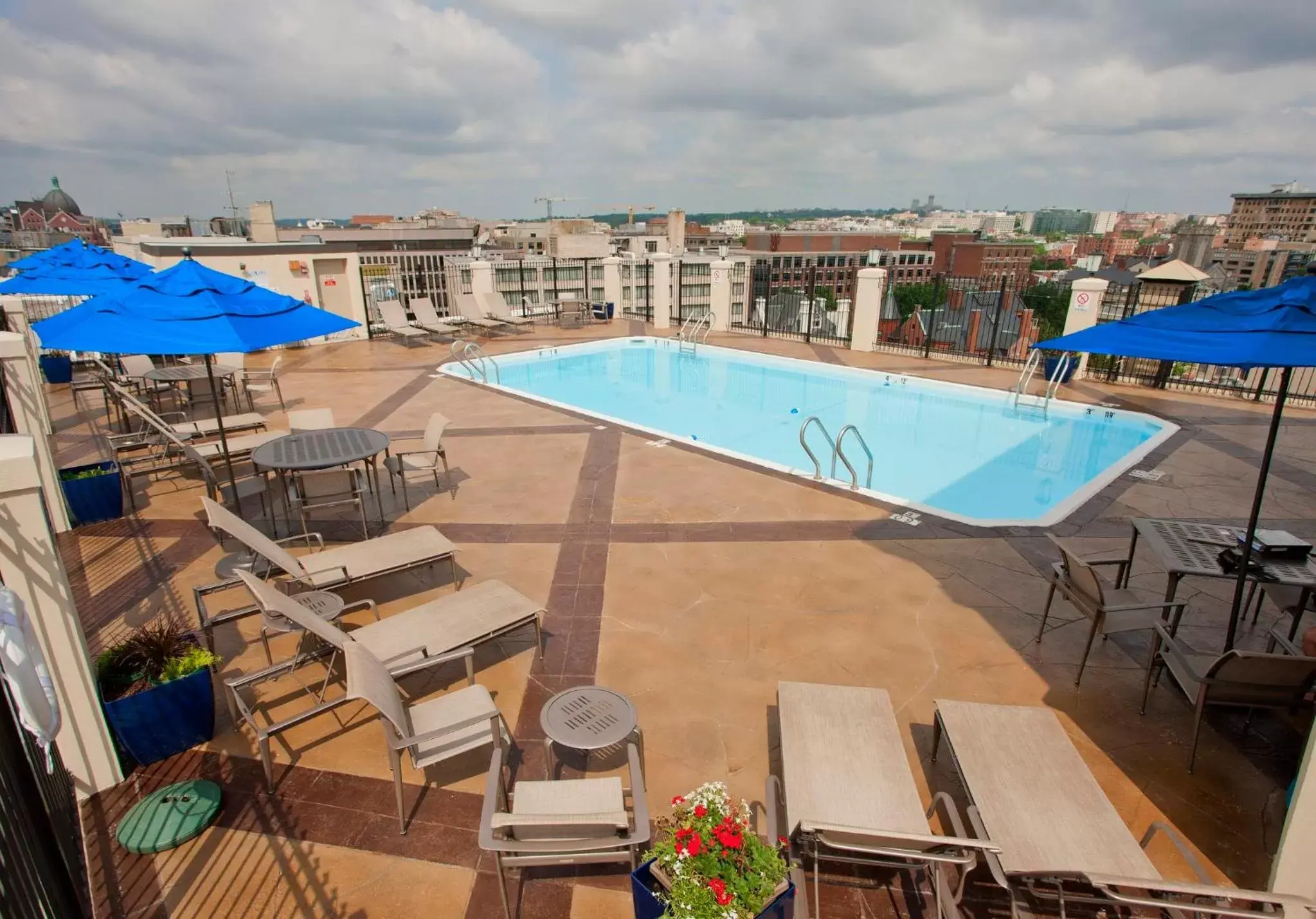 Swimming Pool in Holiday Inn Washington-Central/White House, an IHG Hotel