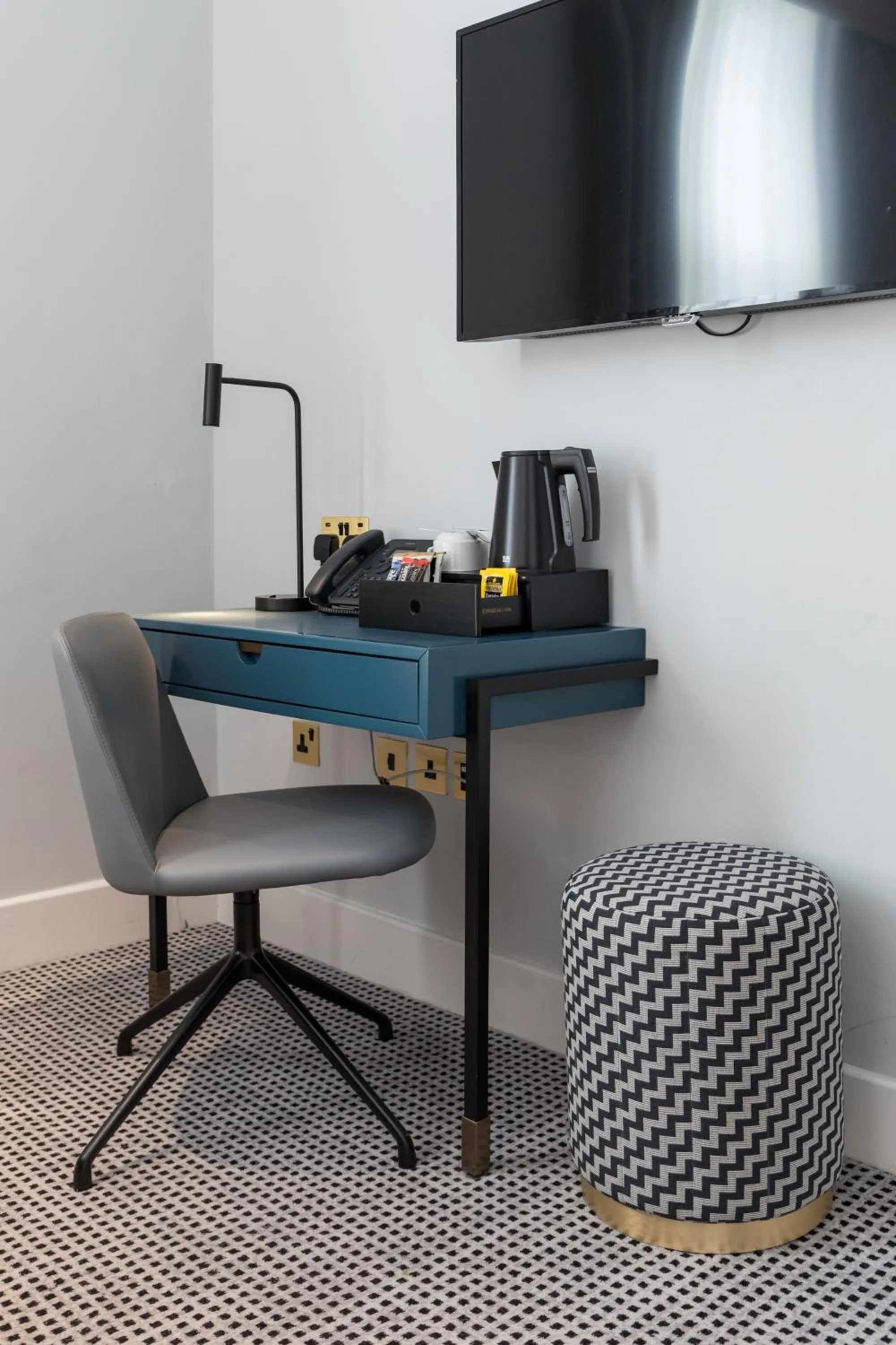 TV and multimedia, TV/Entertainment Center in Best Western The Boltons