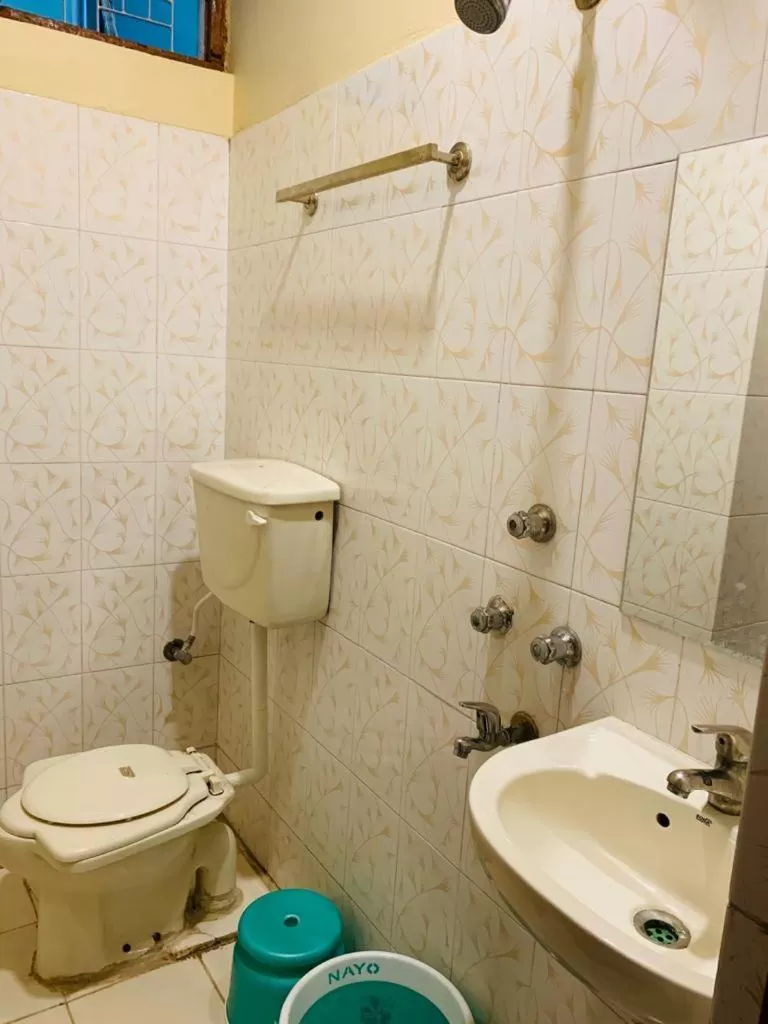 Bathroom in Hotel Neelkanth