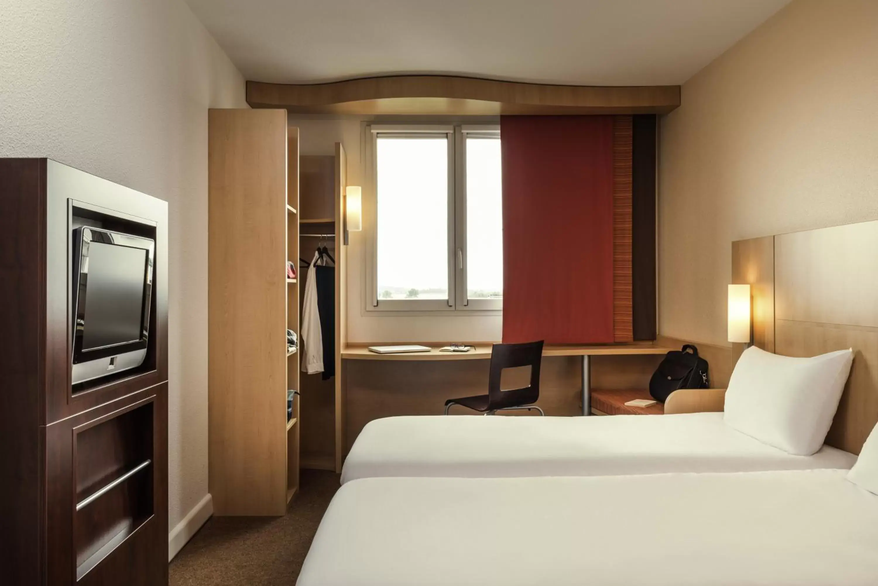 Photo of the whole room, Bed in ibis Loriol Le Pouzin
