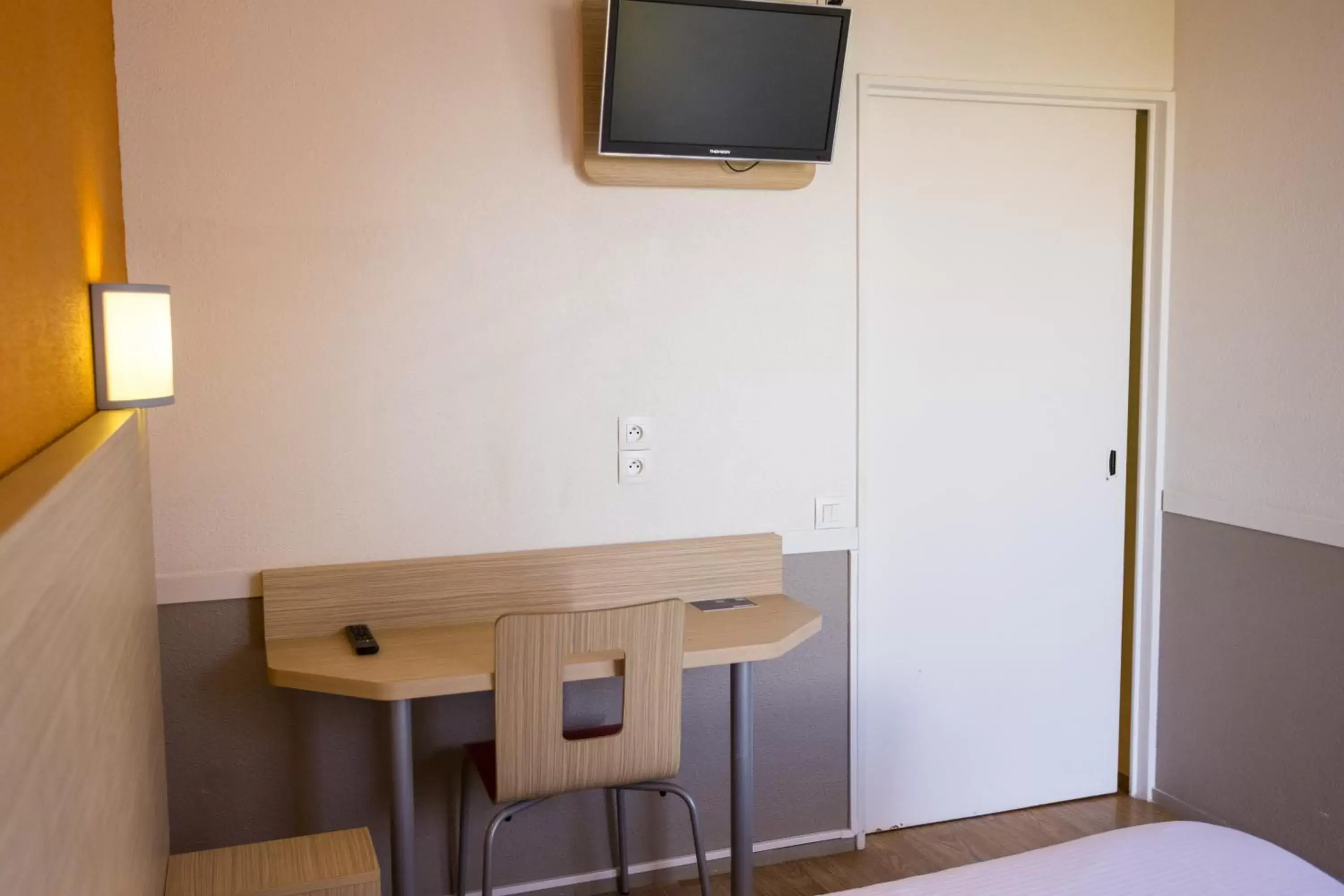 Photo of the whole room, TV/Entertainment Center in Première Classe Cherbourg - Tourlaville