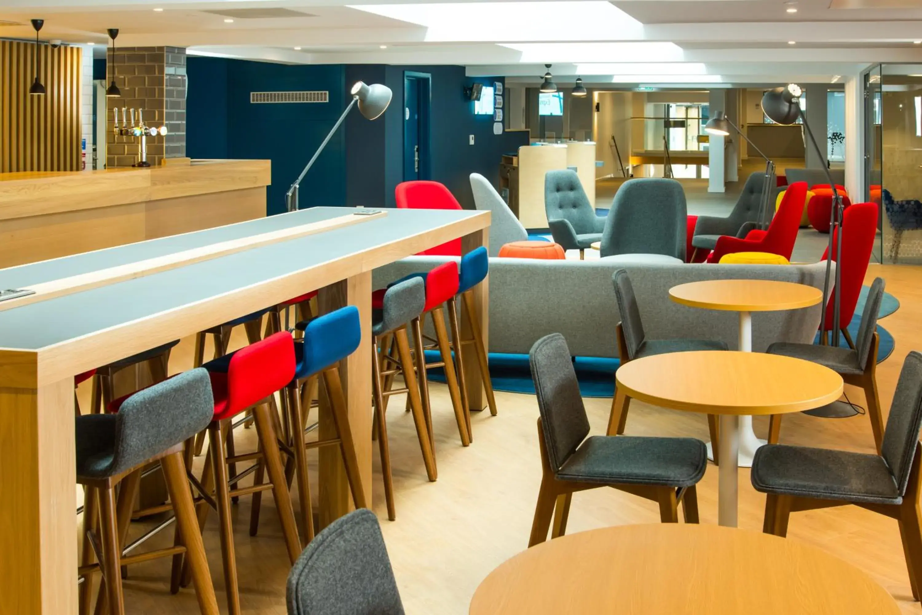 Property building, Lounge/Bar in Holiday Inn Express Swindon City Centre