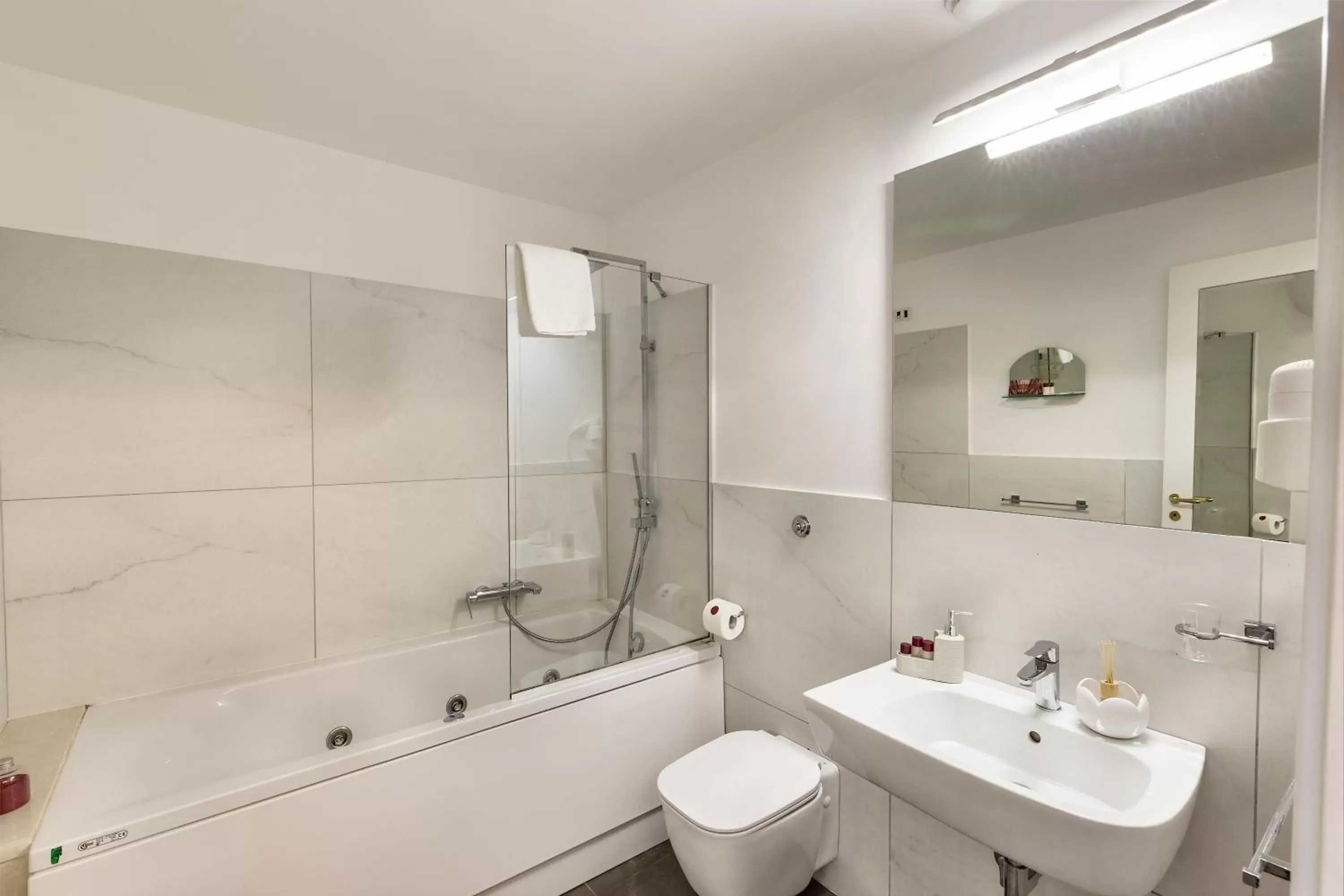 Toilet, Bathroom in Hotel Art Resort Galleria Umberto