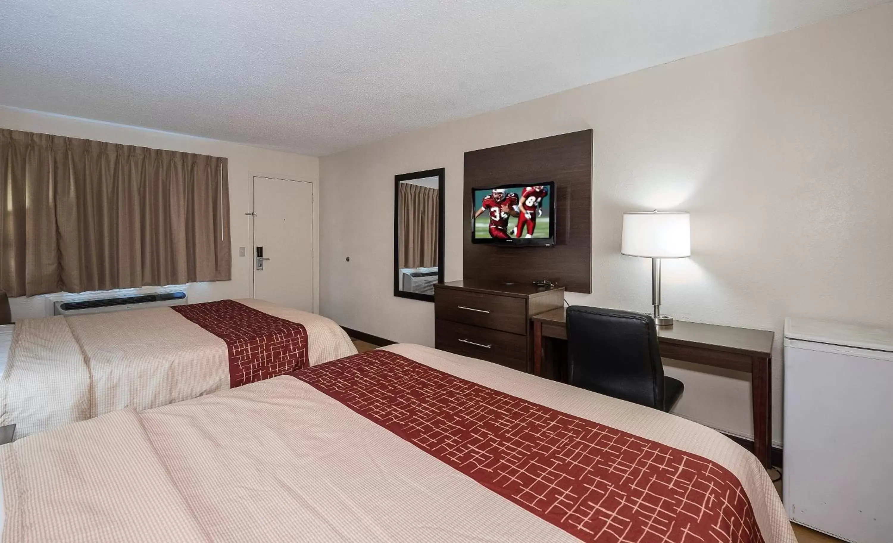 Photo of the whole room, Bed in Red Roof Inn Dayton Huber Heights