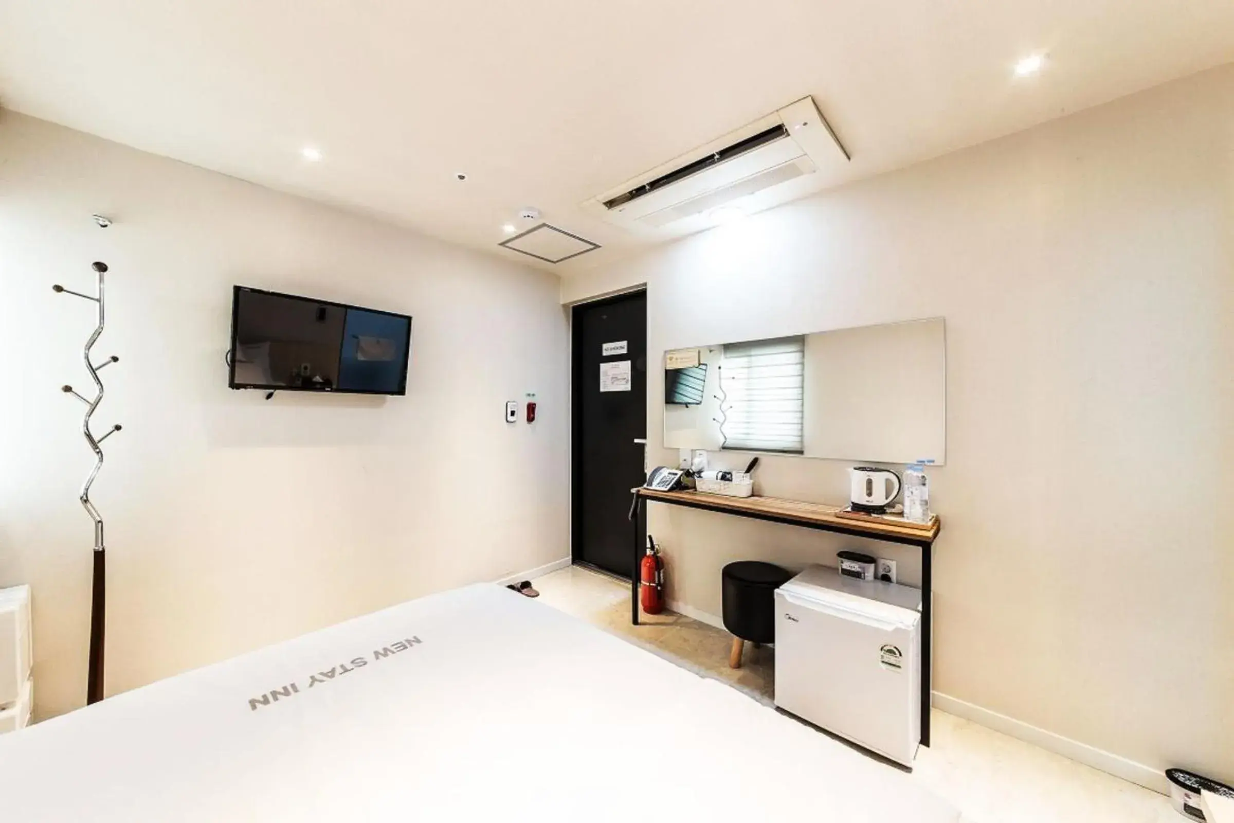 Photo of the whole room, TV/Entertainment Center in MyeongDong New Stay Inn