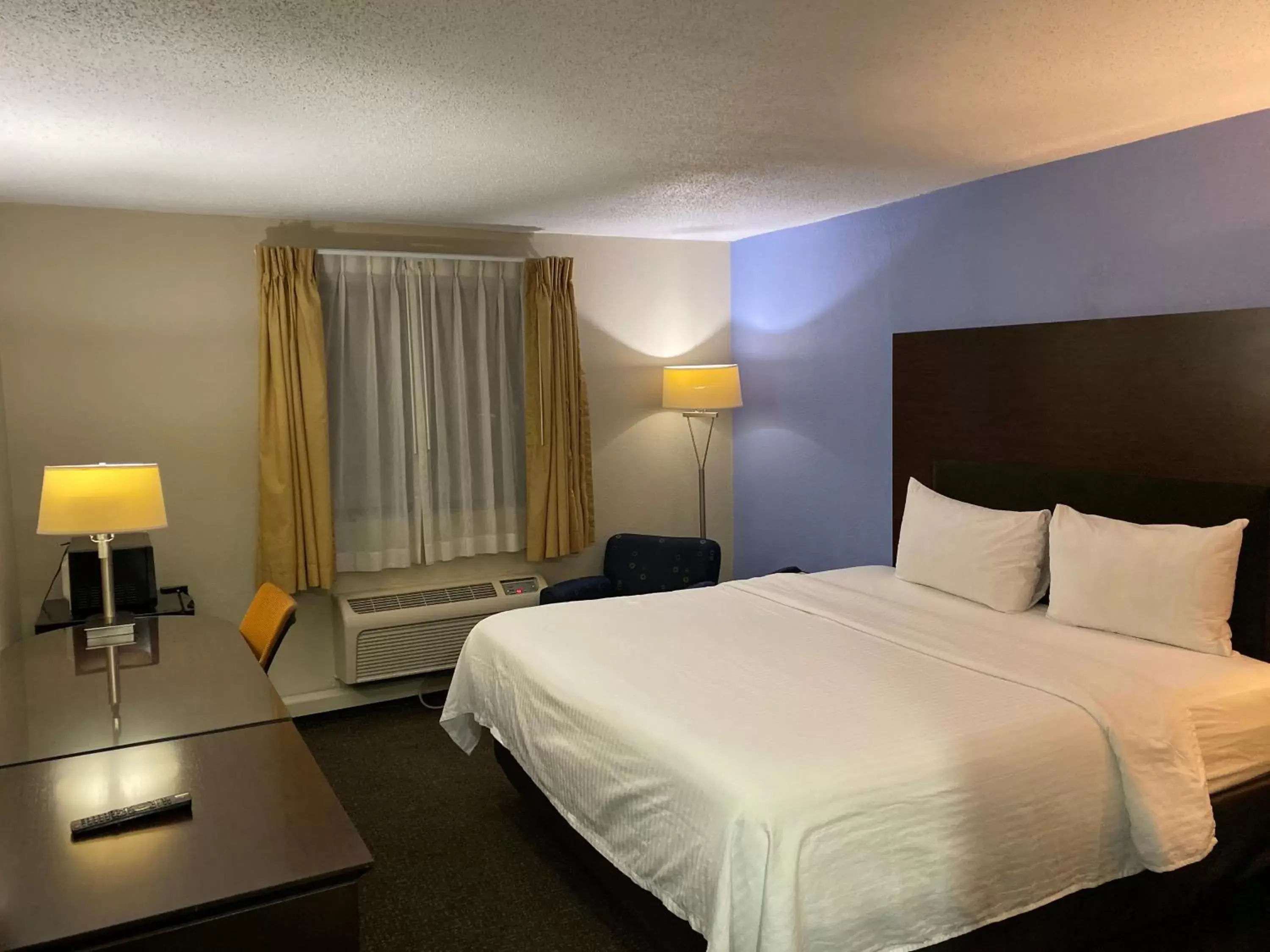 Bedroom, Bed in Days Inn and Suites by Wyndham Hammond, IN