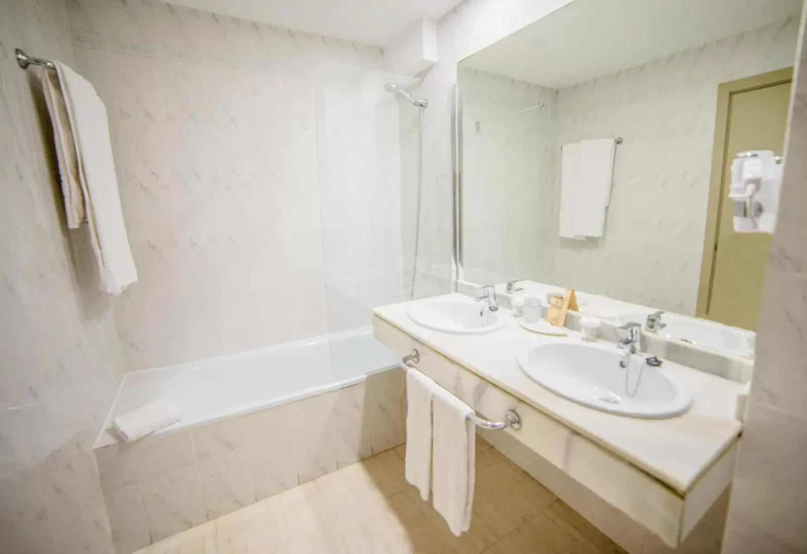 Bathroom in Hotel Beatriz Playa & Spa