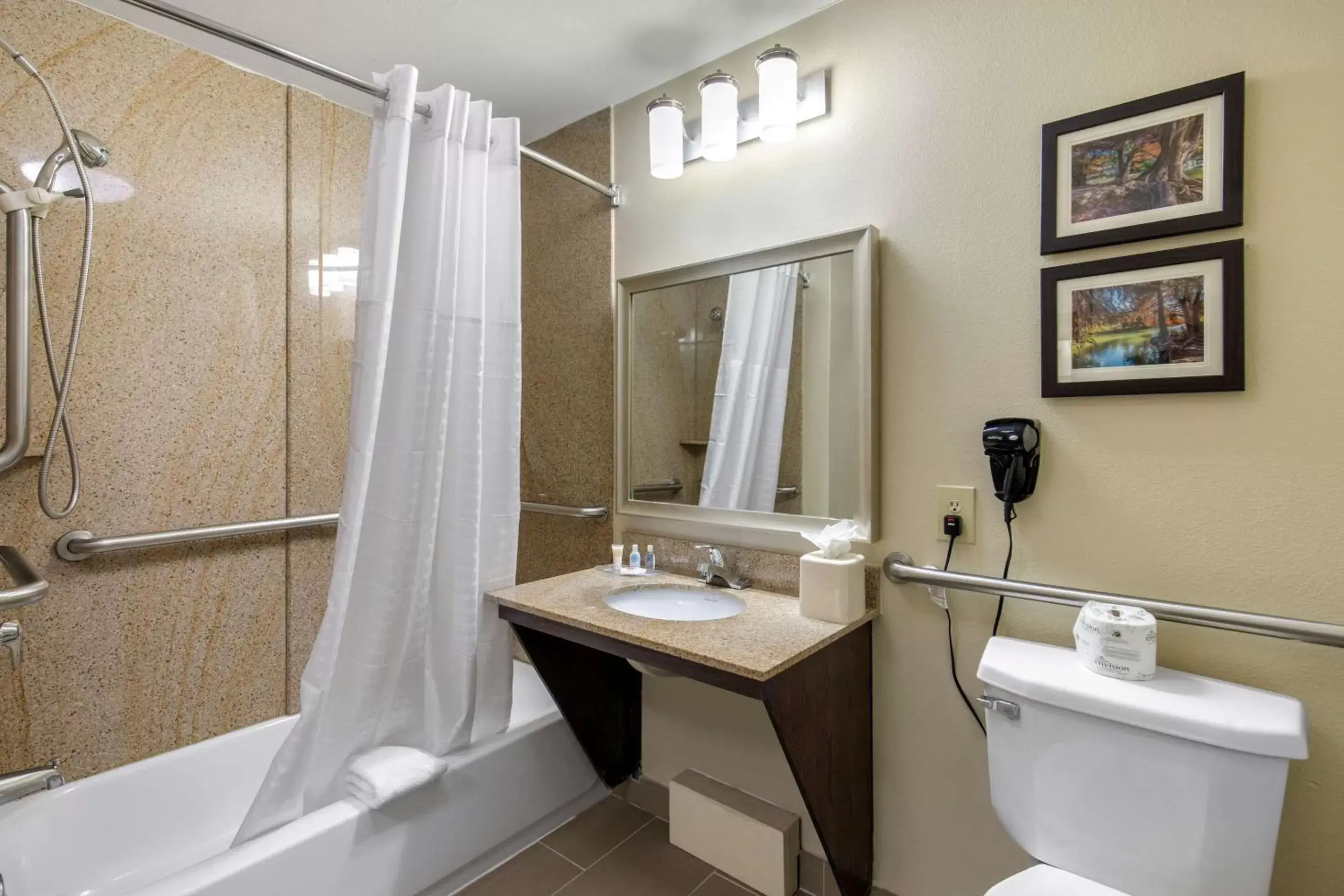 Bathroom in Comfort Inn & Suites Cedar Hill Duncanville