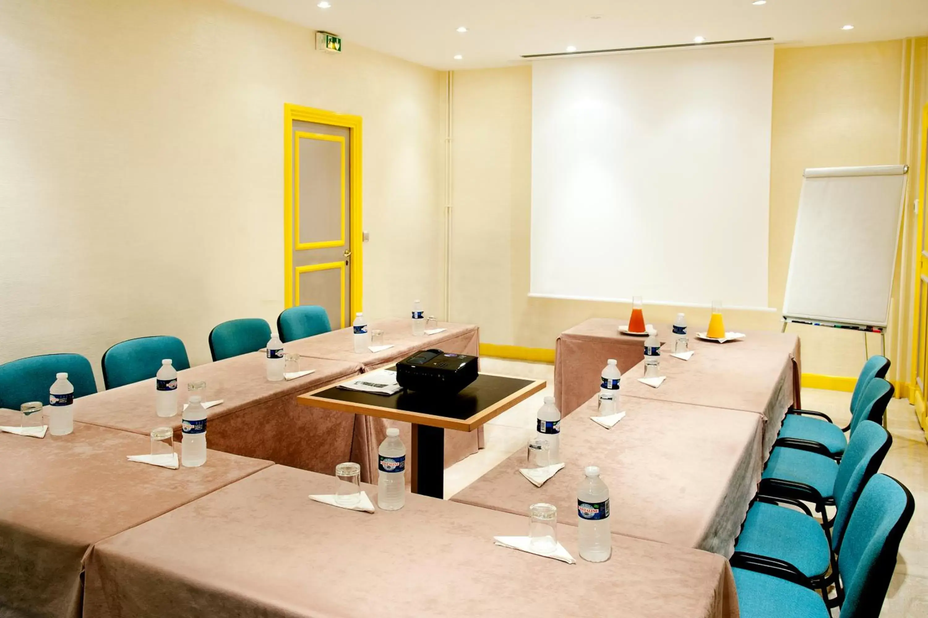 Business facilities in Hôtel Le Cardinal by Happyculture