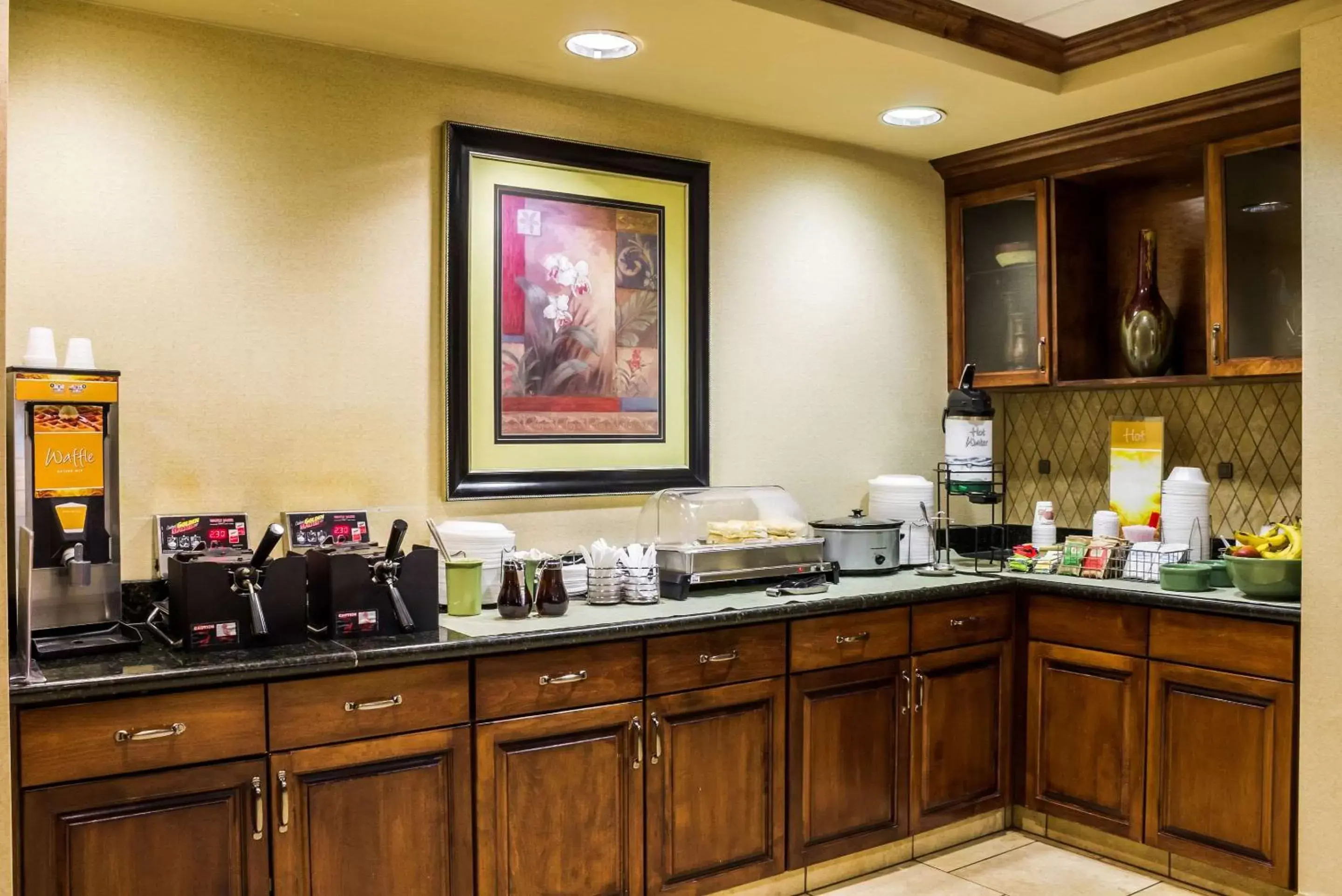 Restaurant/Places to Eat in Quality Inn & Suites Airport North