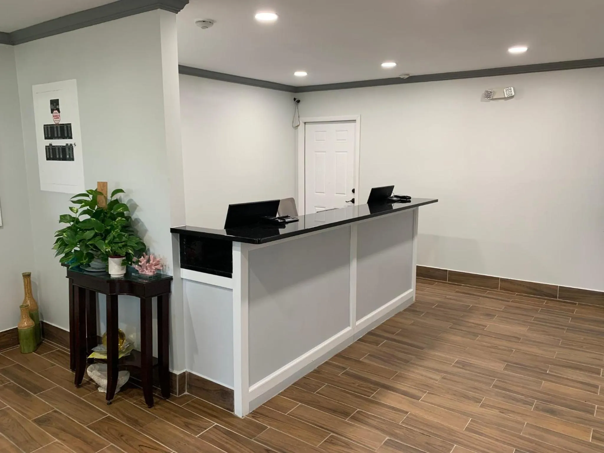 Lobby or reception in The Mariner Resort Cape Cod by The Red Collection