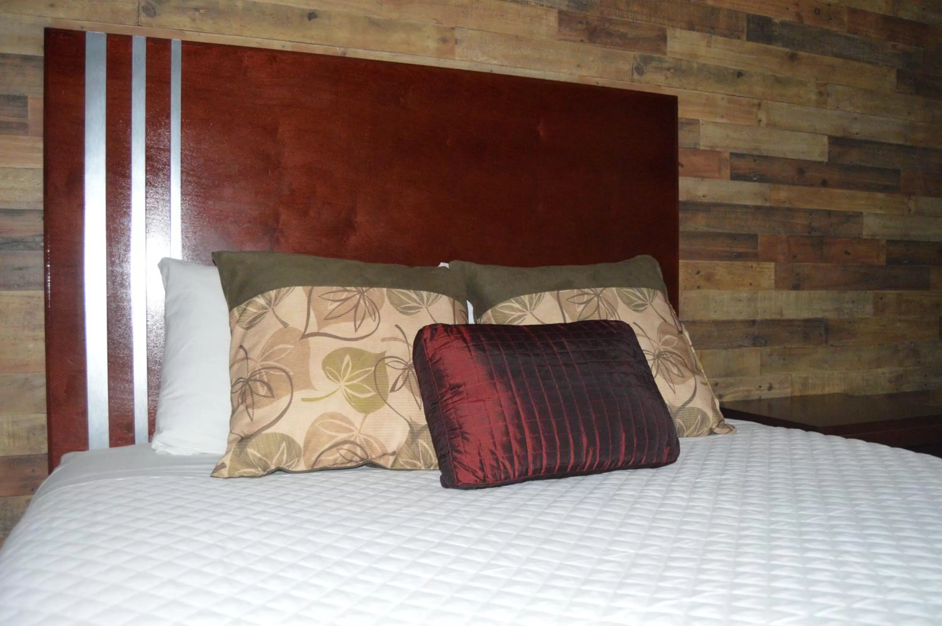 Bed in Wheel Inn Motel