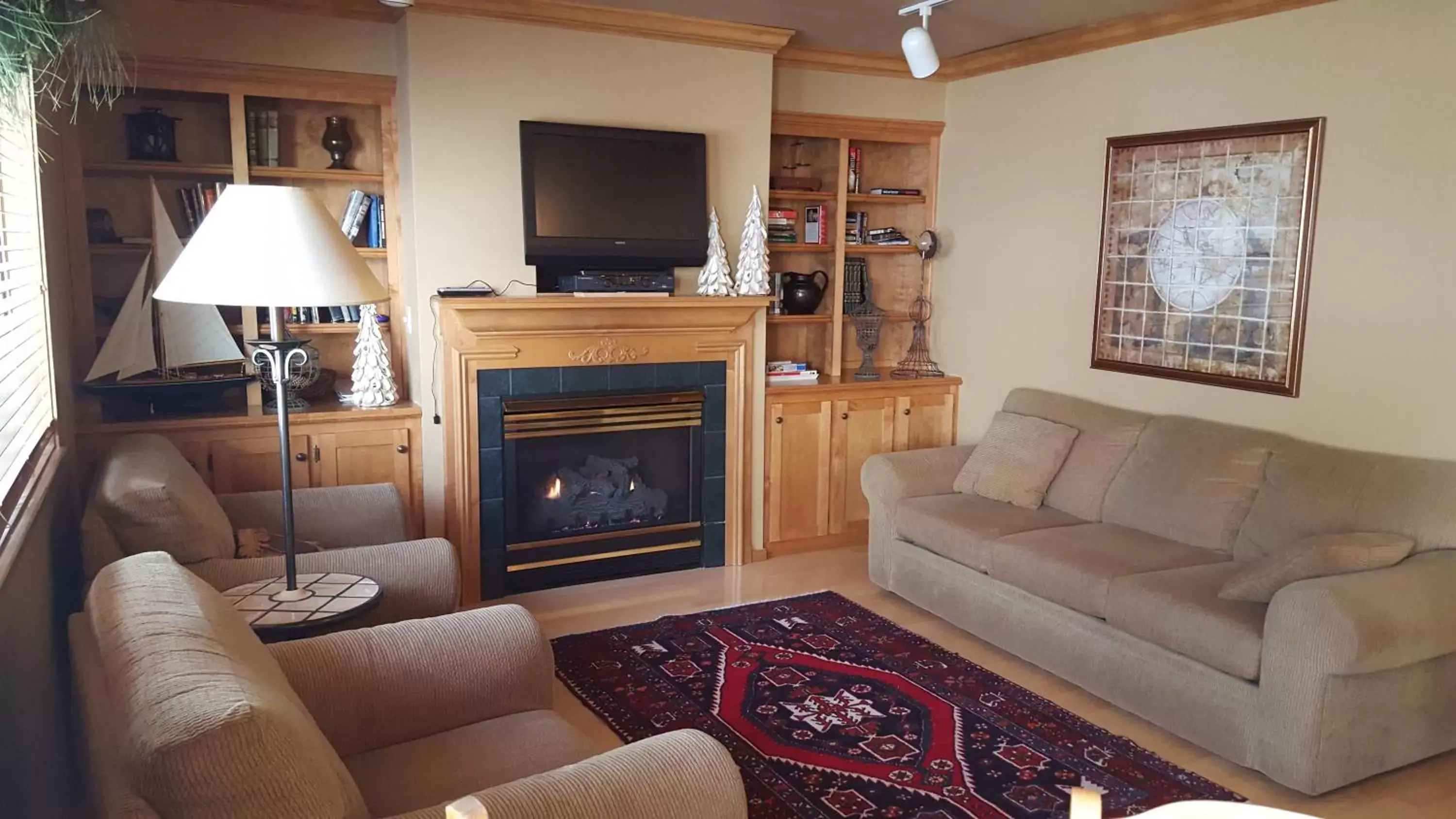 Communal lounge/ TV room, Seating Area in Homestead Suites - Fish Creek