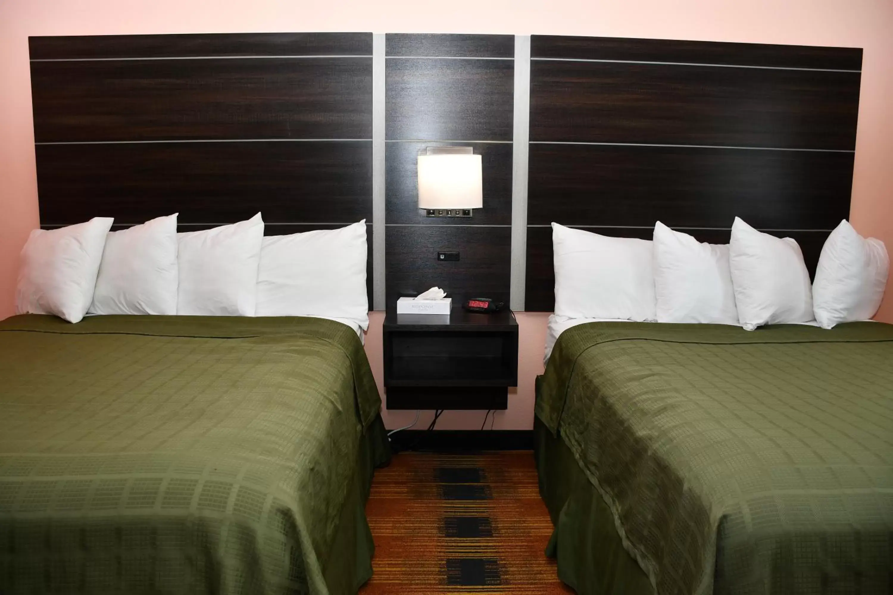 Bed in Regency Inn & Suites Faribault