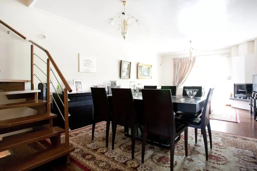 Communal lounge/ TV room in Veggie Garden Athens B&B