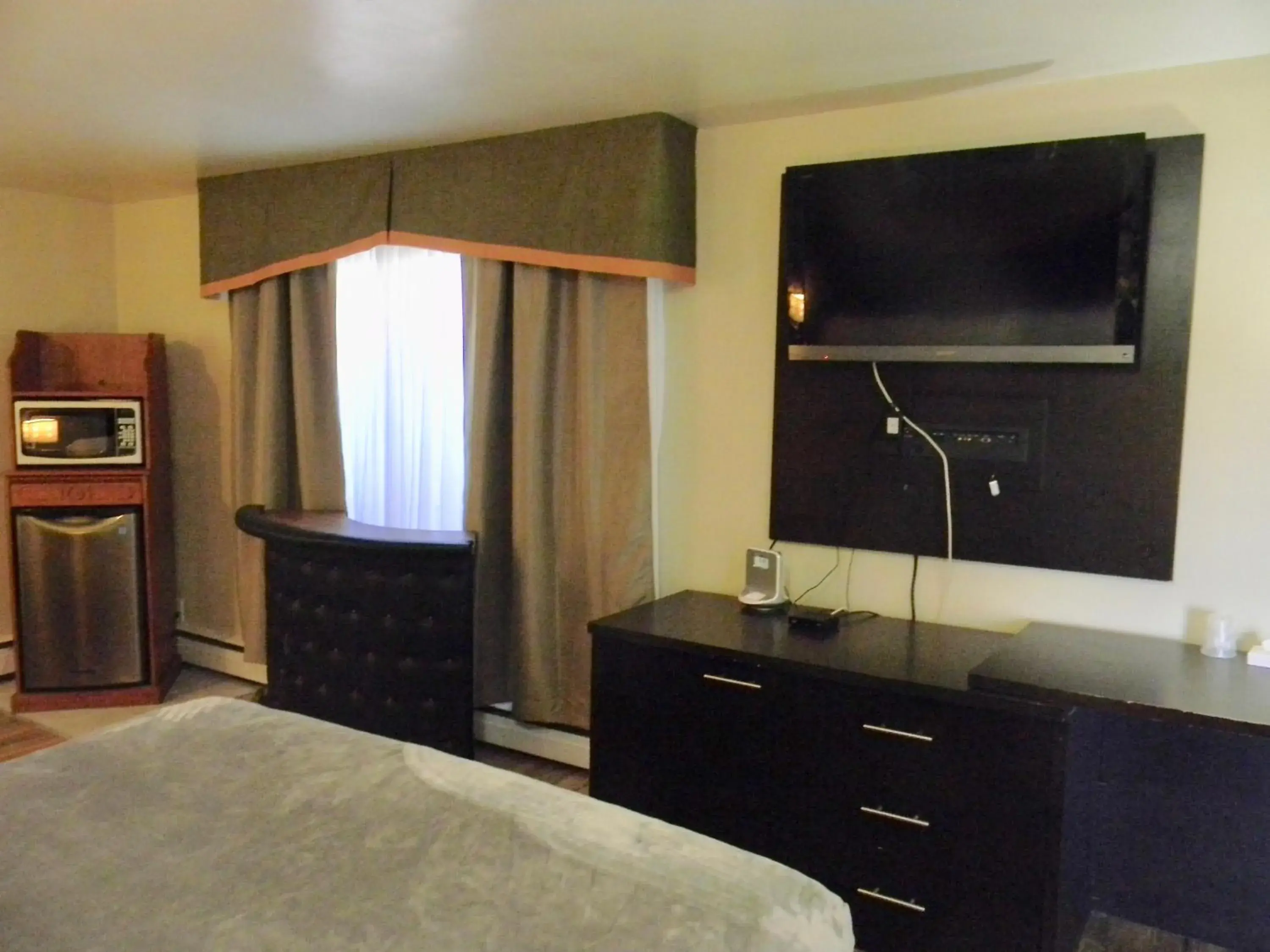 TV/Entertainment Center in American Plaza Motel