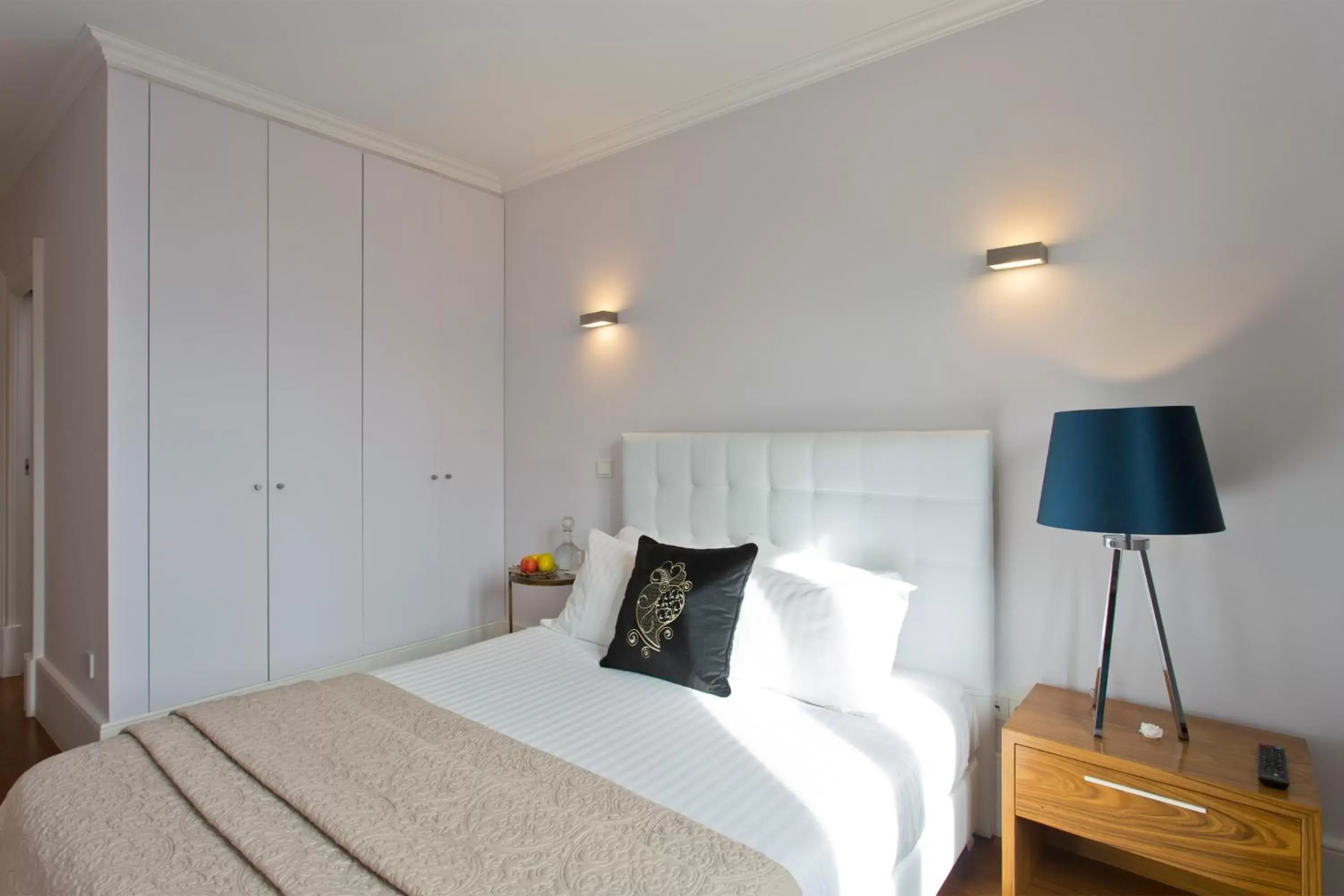 wardrobe, Bed in Oporto Comfort Charming Cedofeita