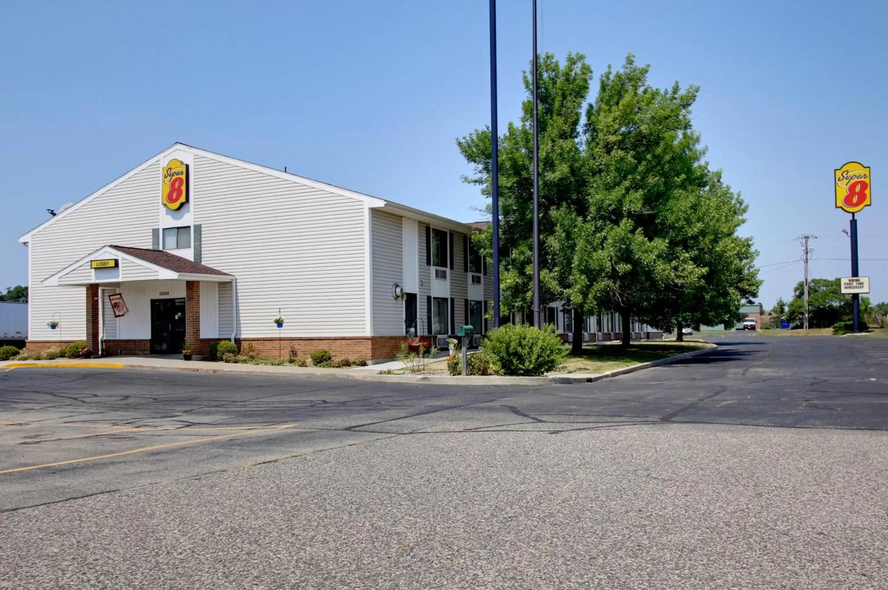 Facade/entrance, Property Building in Super 8 by Wyndham Portage