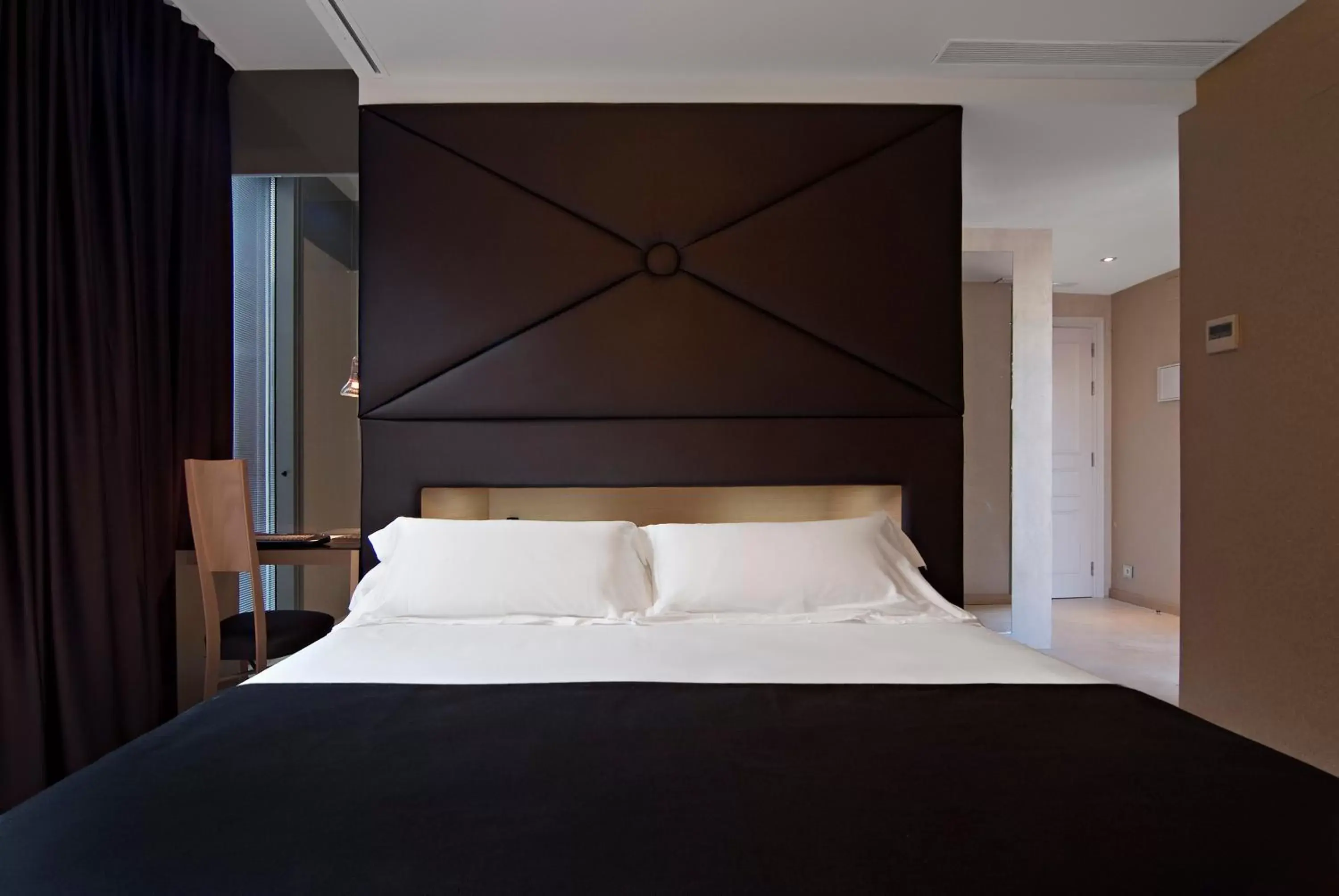 Bed in Axel Hotel Barcelona & Urban Spa- Adults Only