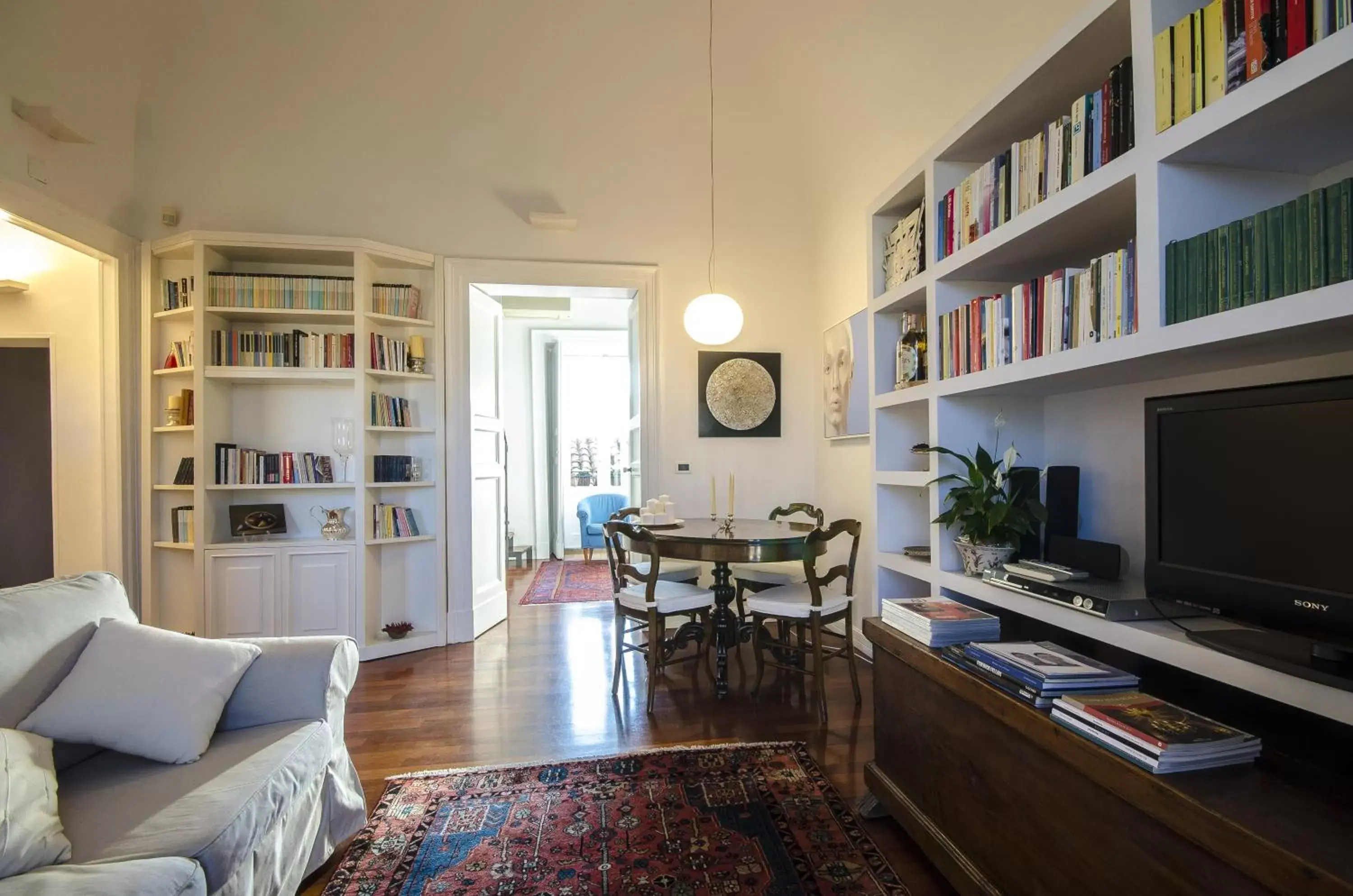 Communal lounge/ TV room, Library in A casa di Frasquita