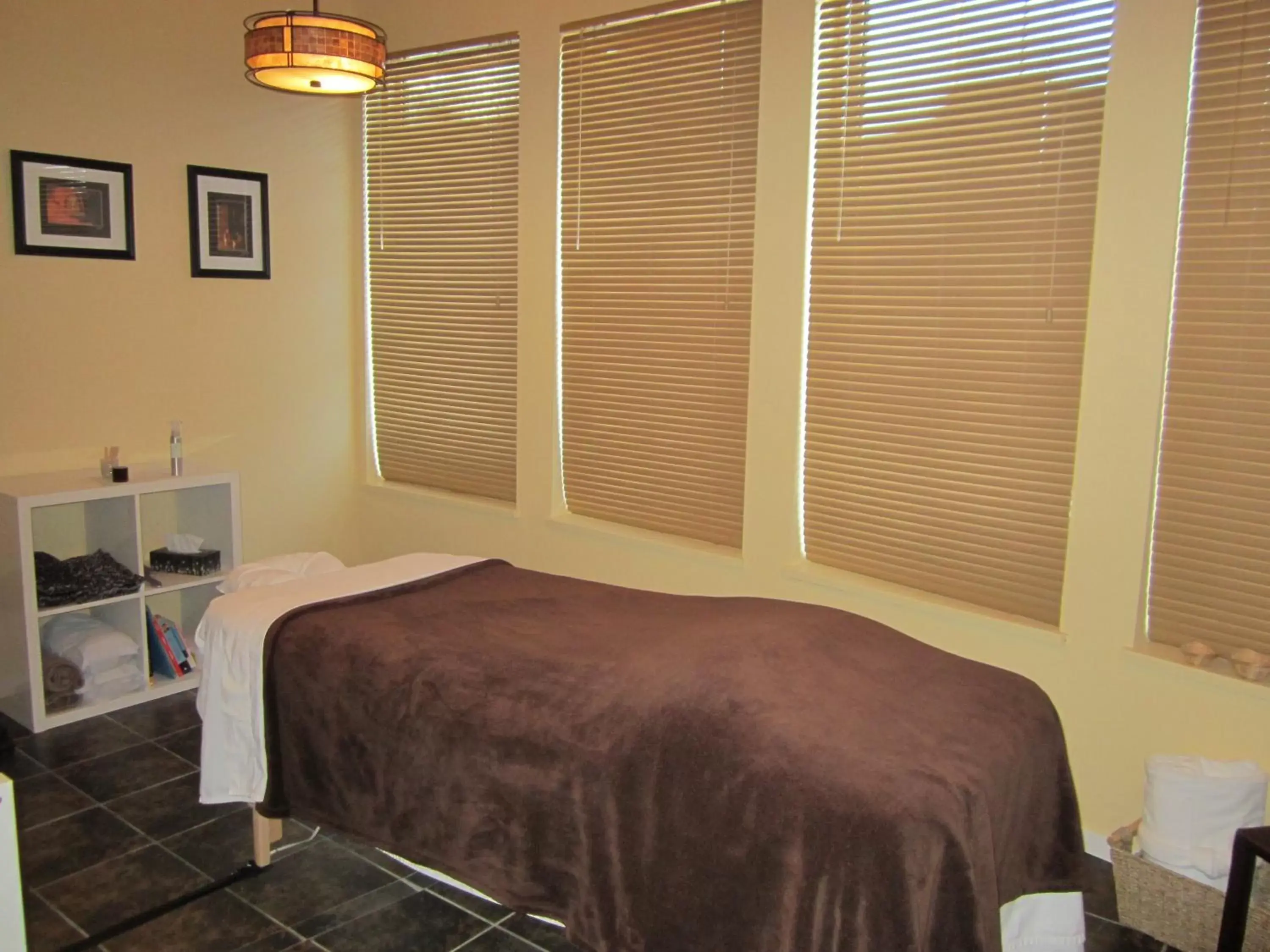 Spa and wellness centre/facilities, Bed in Super 8 by Wyndham West Kelowna BC