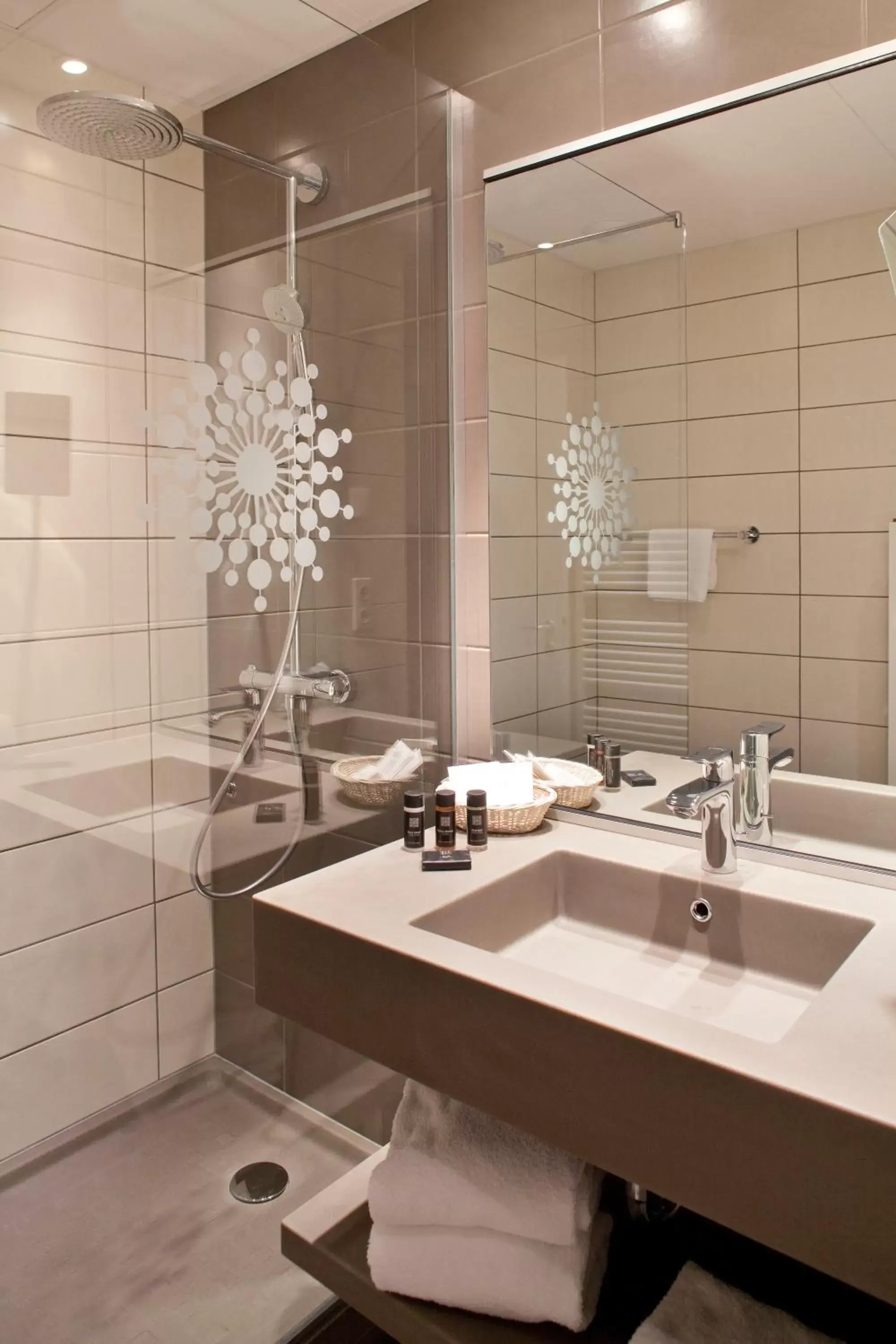Shower, Bathroom in Hotel L'Europe