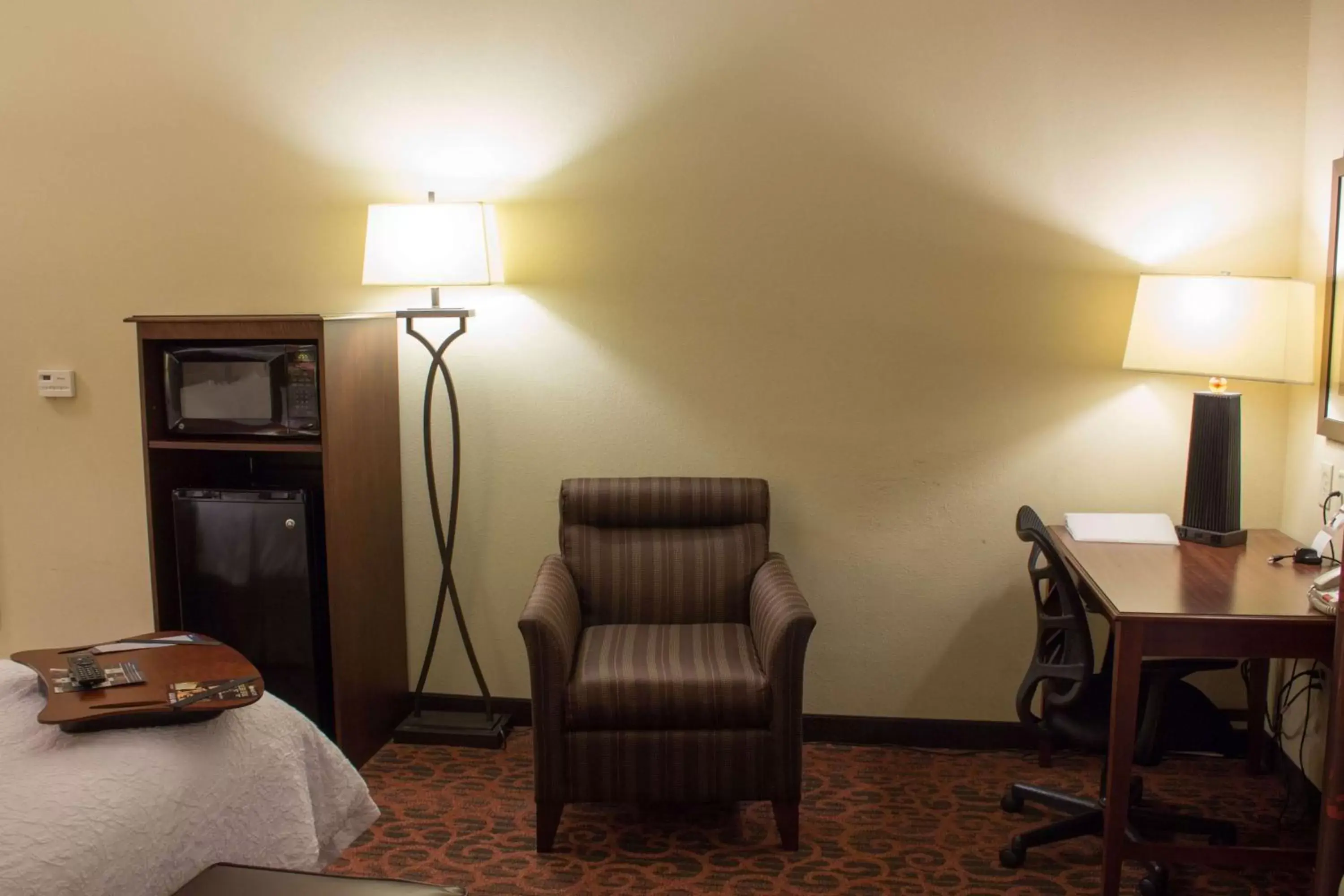 Bed, Seating Area in Hampton Inn Junction City