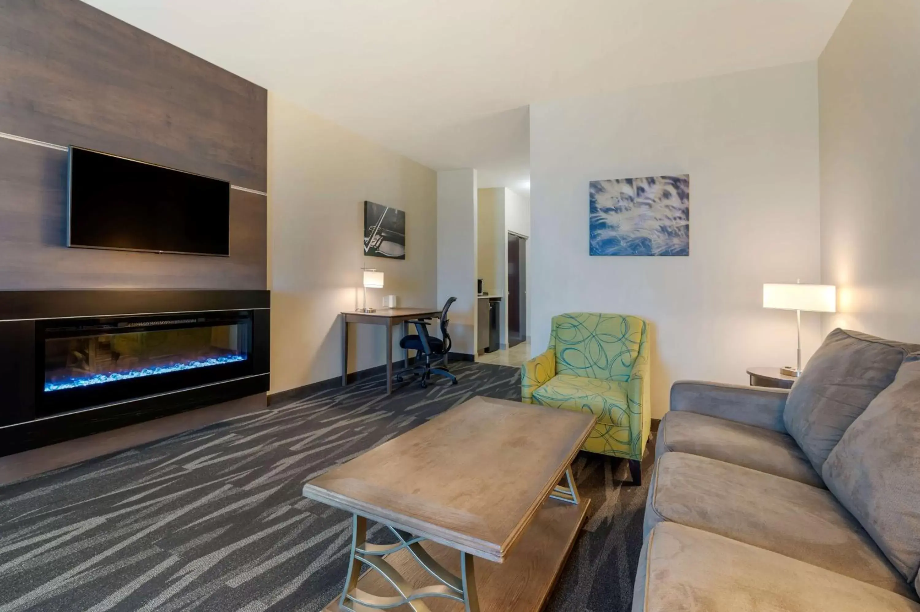 Bedroom, Seating Area in Best Western Plus Centralia Hotel & Suites