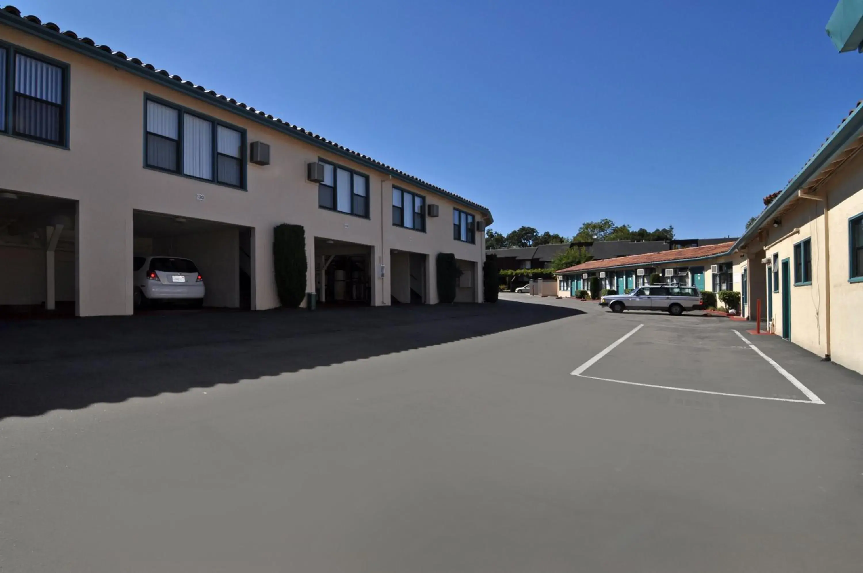 Facade/entrance, Property Building in Marinwood Inn & Suites