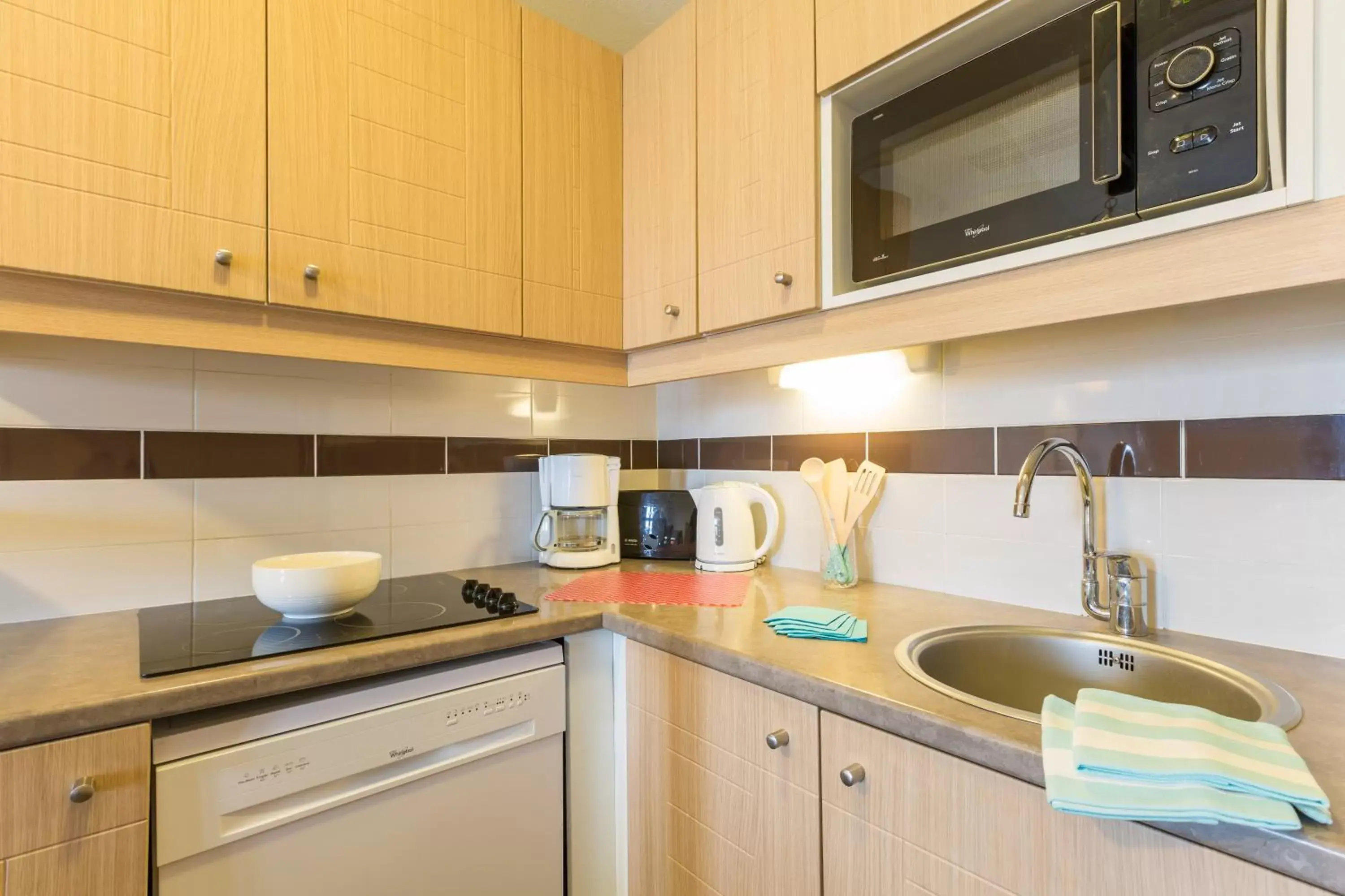 Dining area, Kitchen/Kitchenette in SOWELL RESIDENCES Le Port