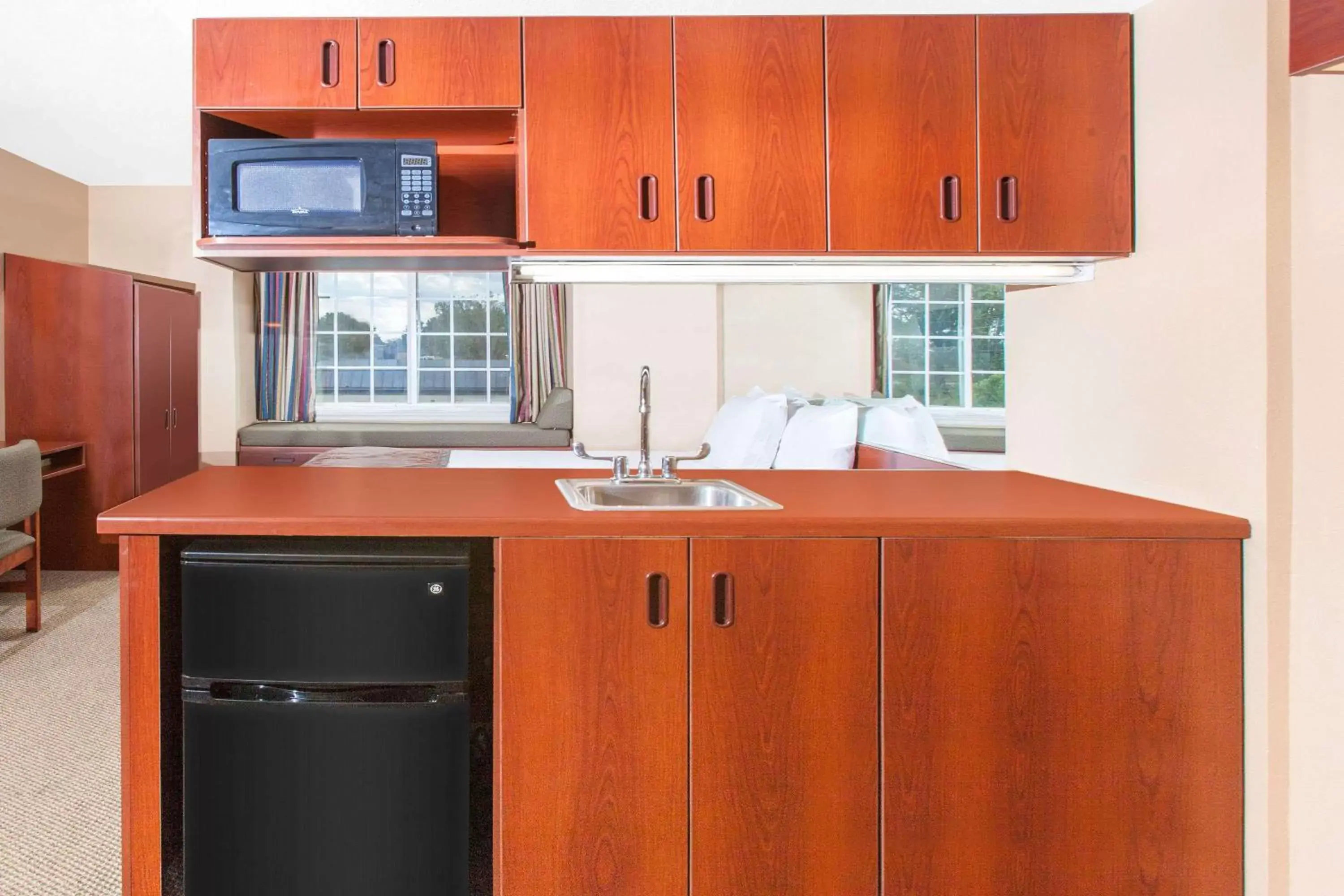 Kitchen or kitchenette, Kitchen/Kitchenette in Microtel Inn by Wyndham Rogers