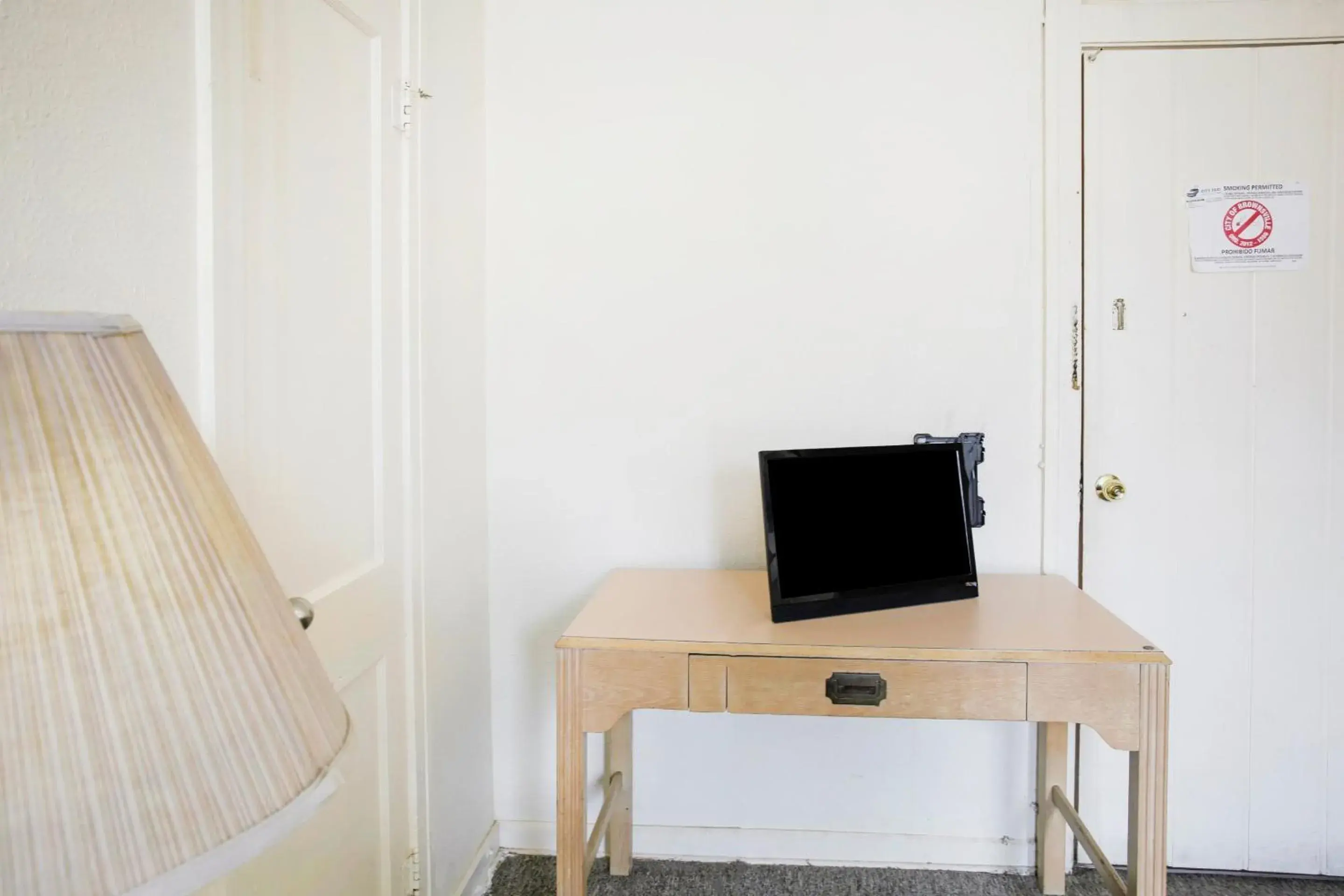 Bedroom, TV/Entertainment Center in OYO Cameron Historic Hotel Brownsville I-69E