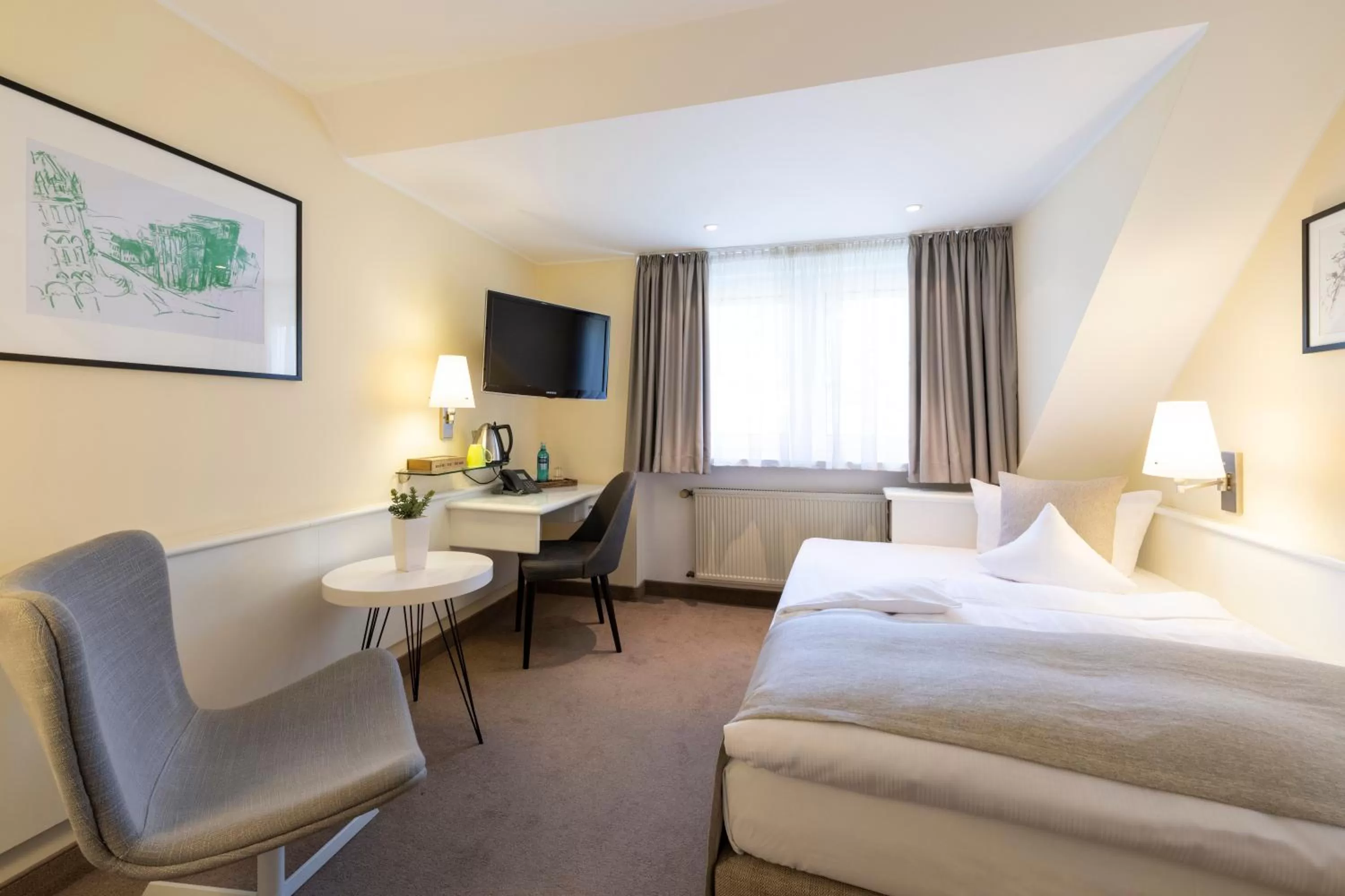 Photo of the whole room, Bed in Hotel Deutscher Hof