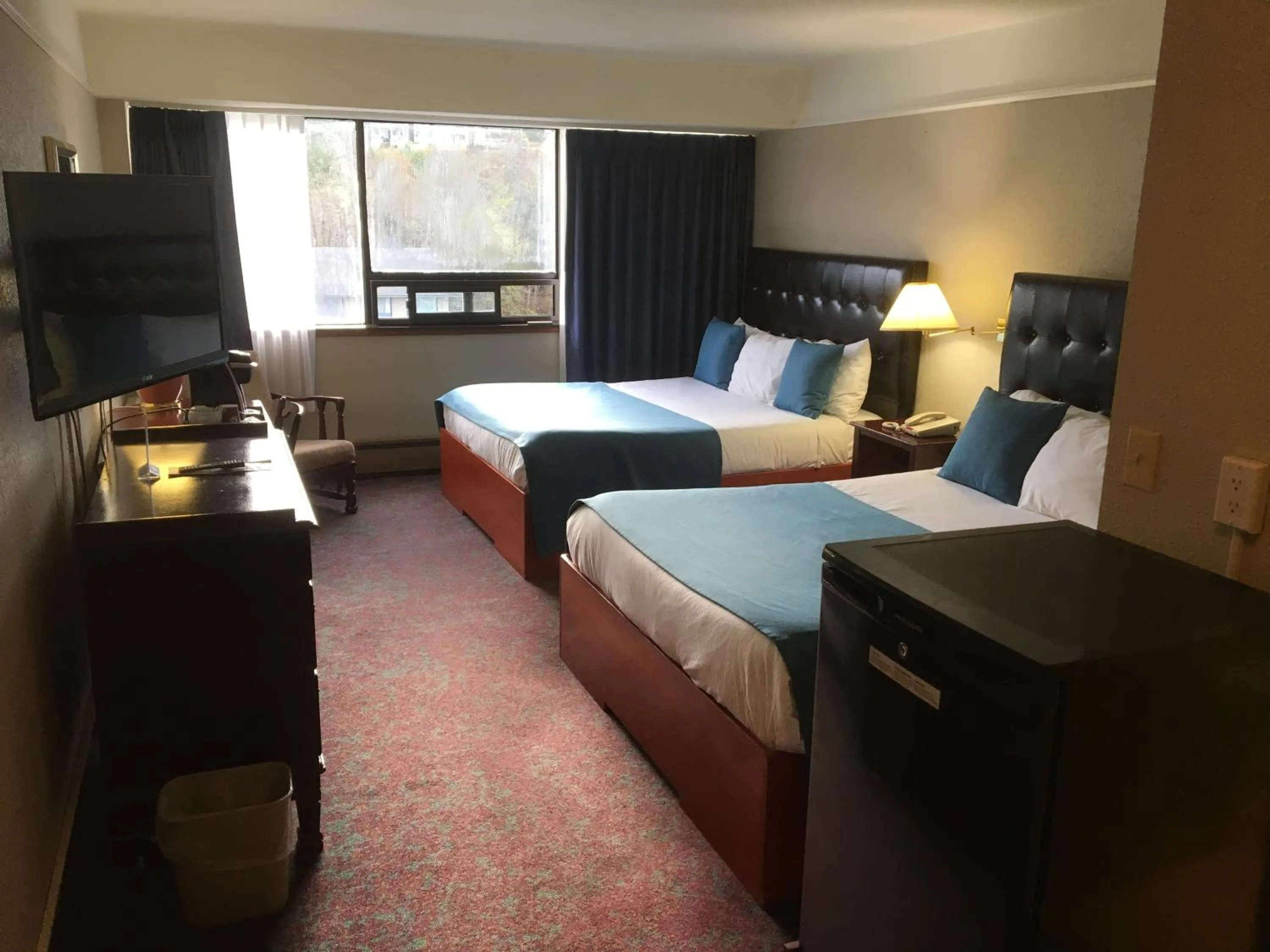 Photo of the whole room, Bed in Moby Dick Inn