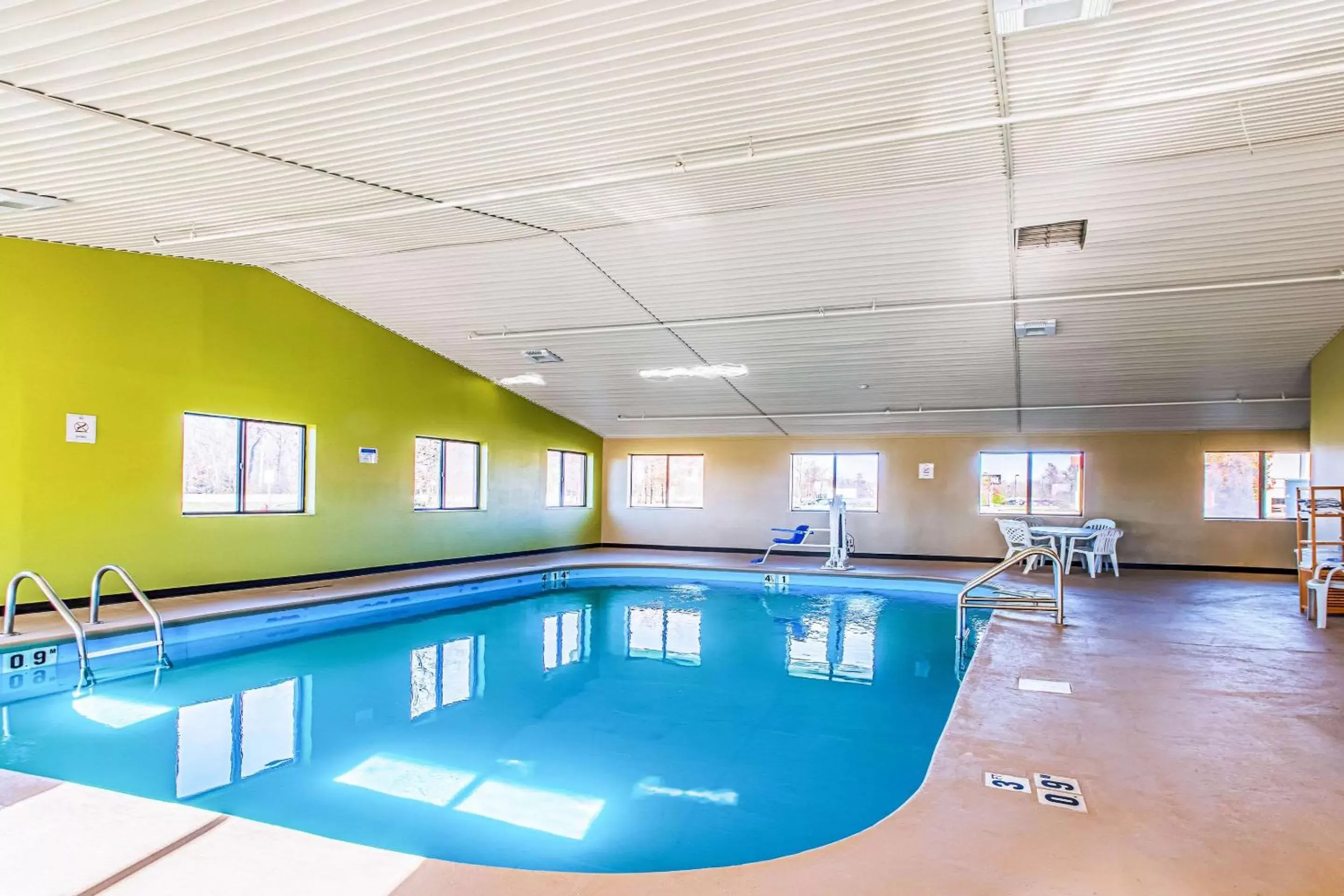 On site, Swimming Pool in Quality Inn Carbondale University area