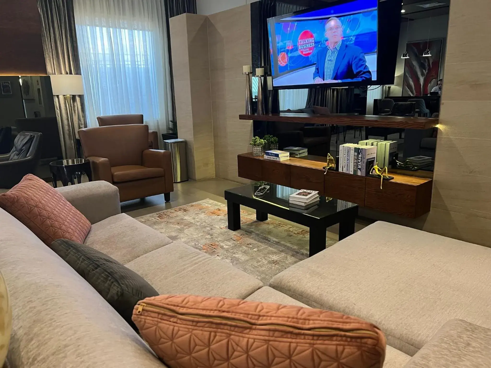Living room, TV/Entertainment Center in Best Western Plus Chihuahua Juventud