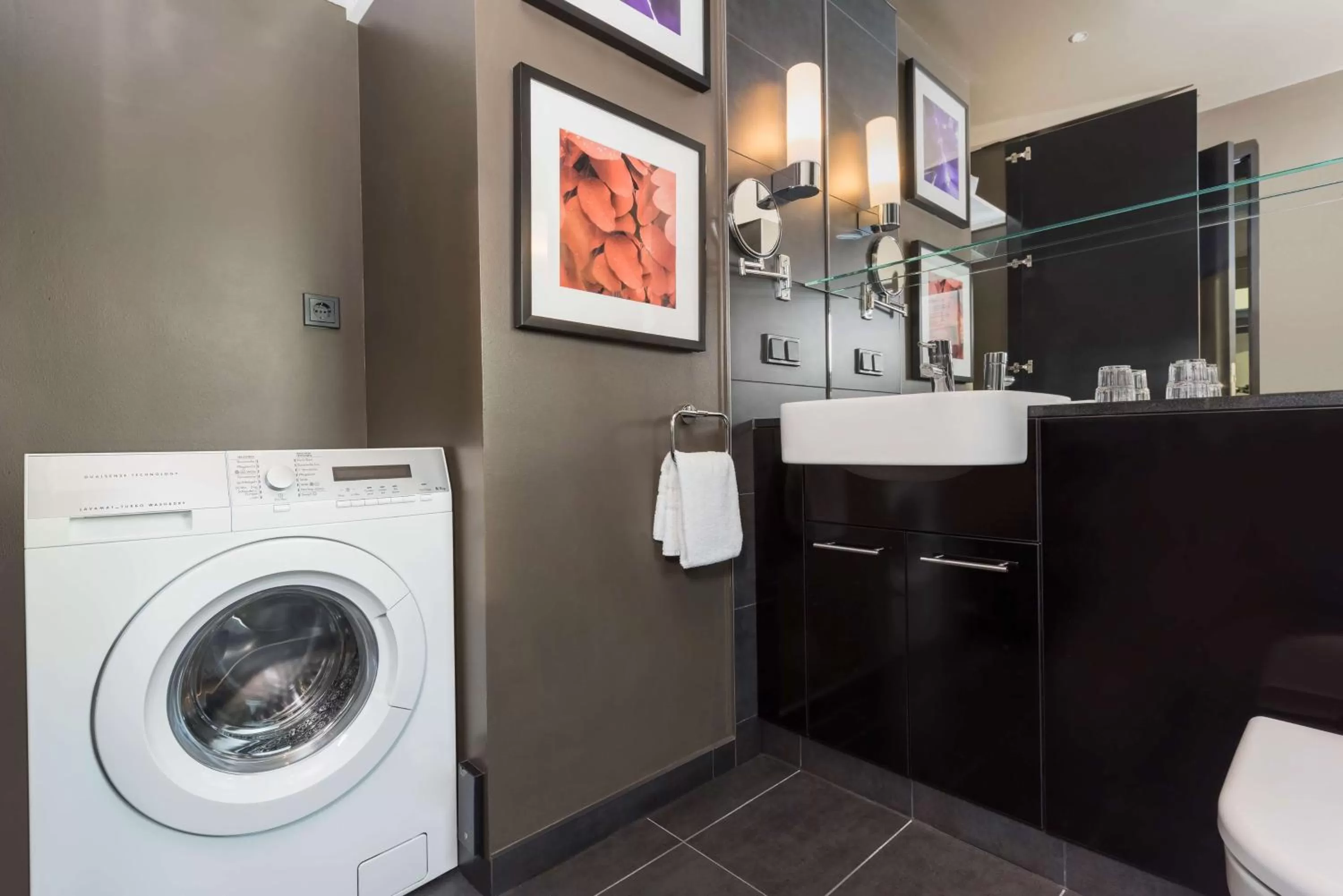 Bathroom in Adina Apartment Hotel Frankfurt Neue Oper