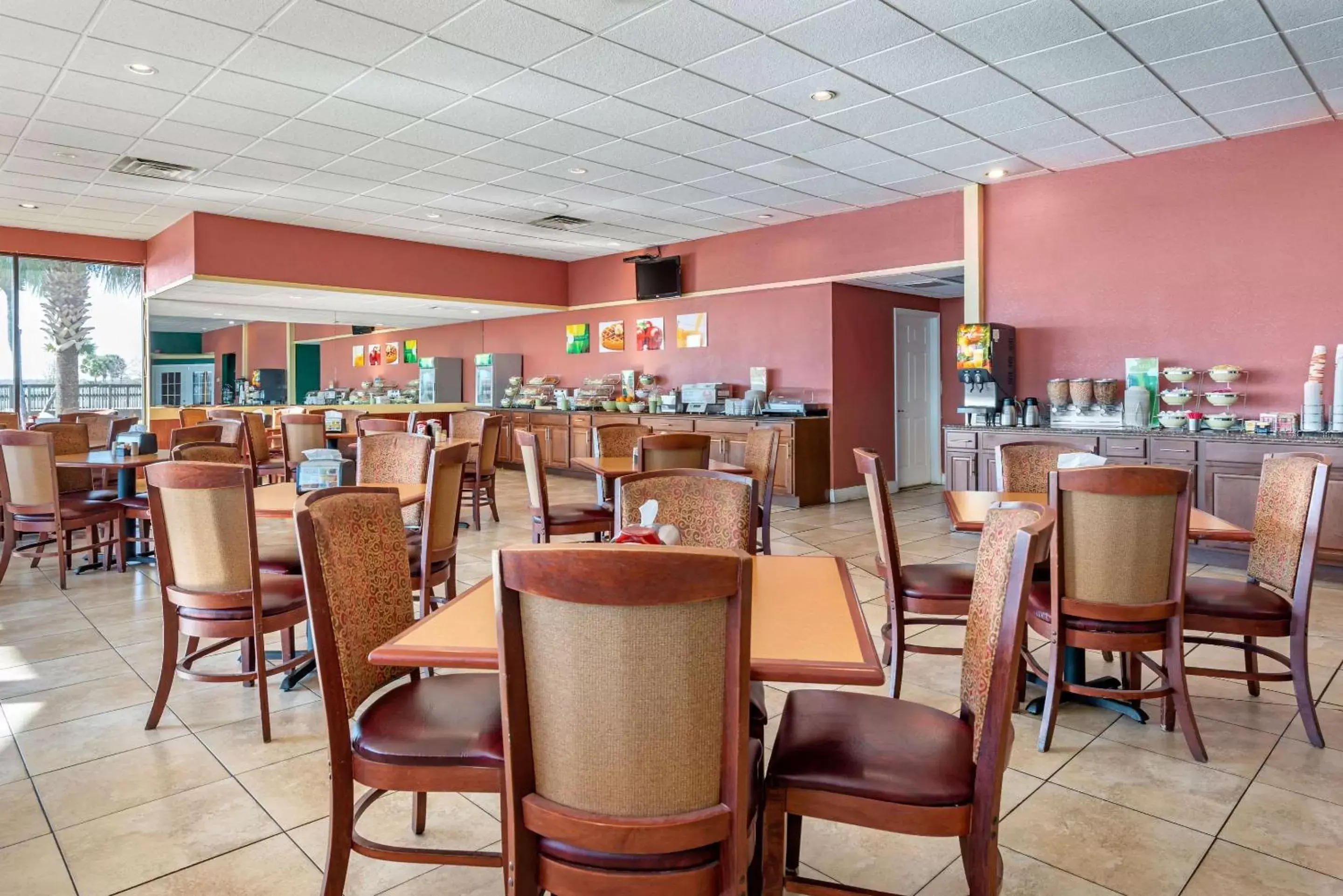 Restaurant/Places to Eat in Quality Inn and Suites Riverfront