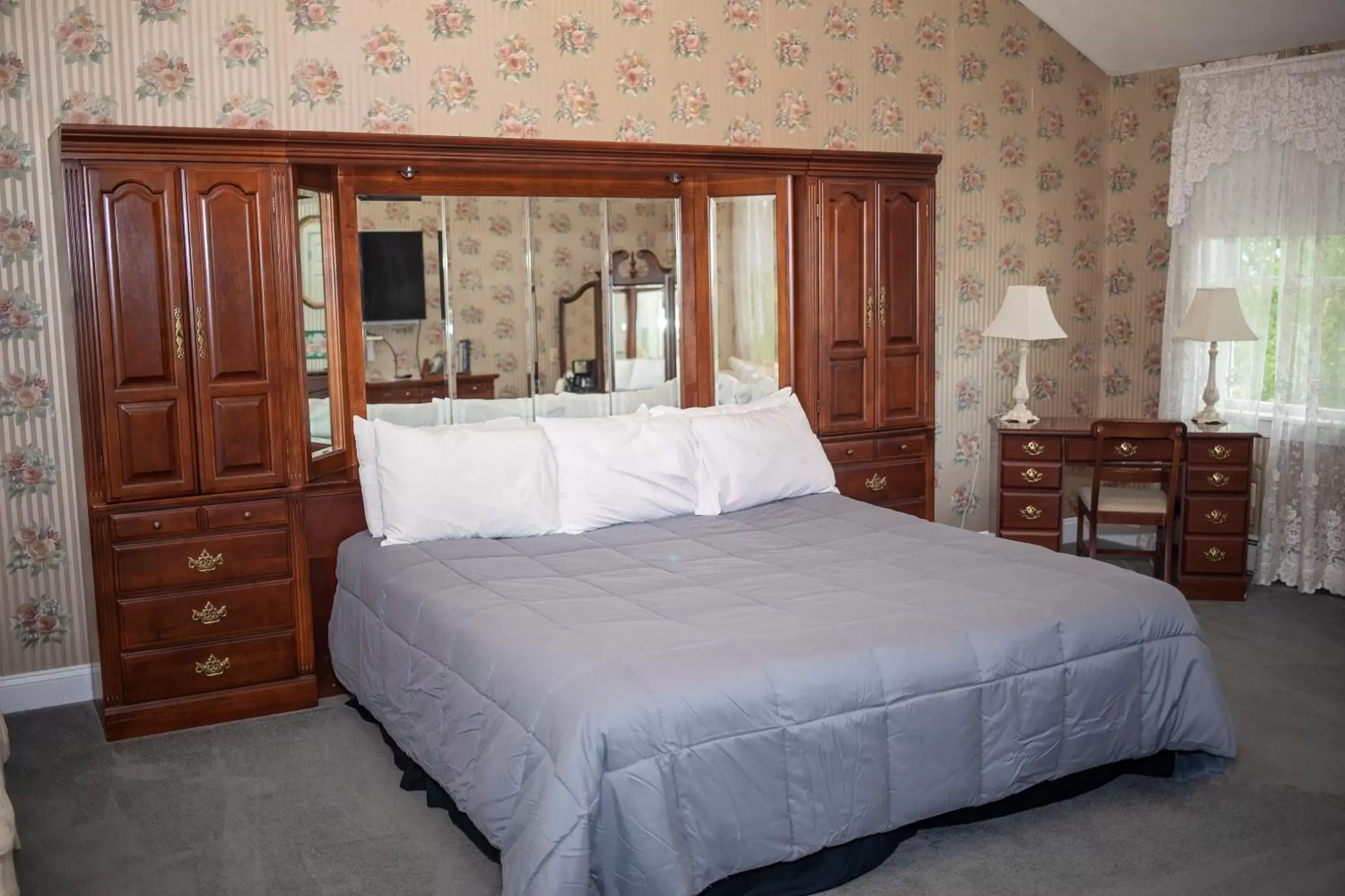 Bedroom, Bed in Longhouse Manor B&B