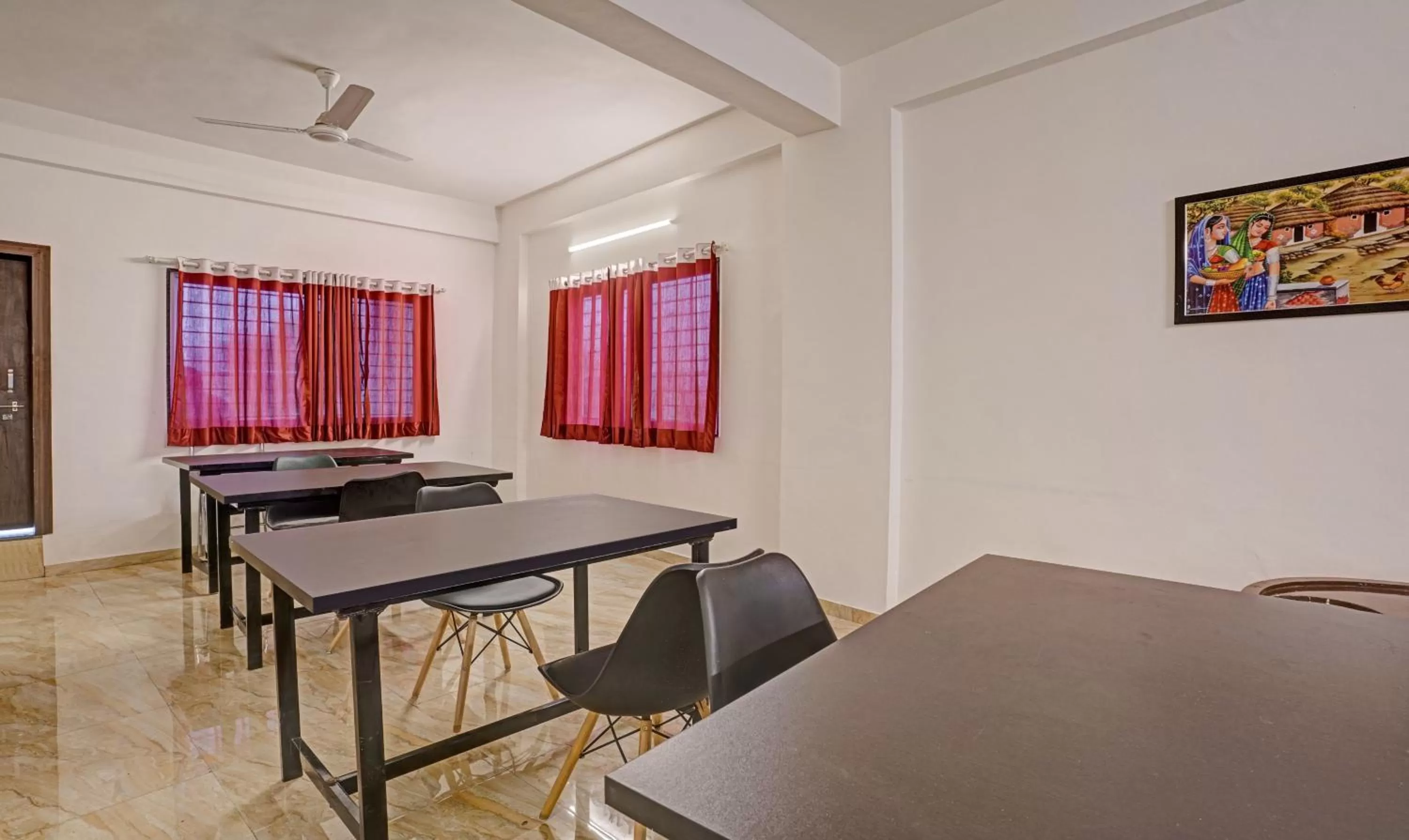 Dining area in Itsy Hotels Flowers Park
