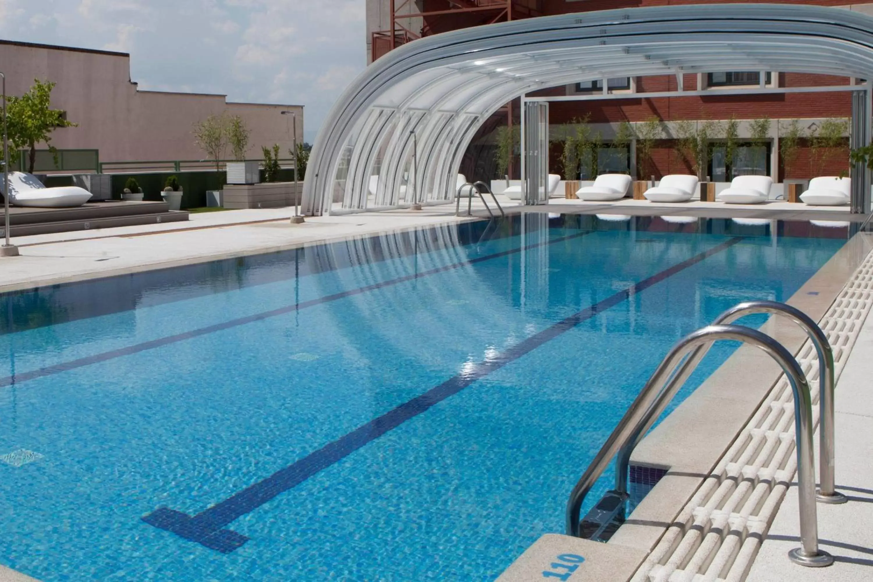 Swimming Pool in Madrid Marriott Auditorium Hotel & Conference Center