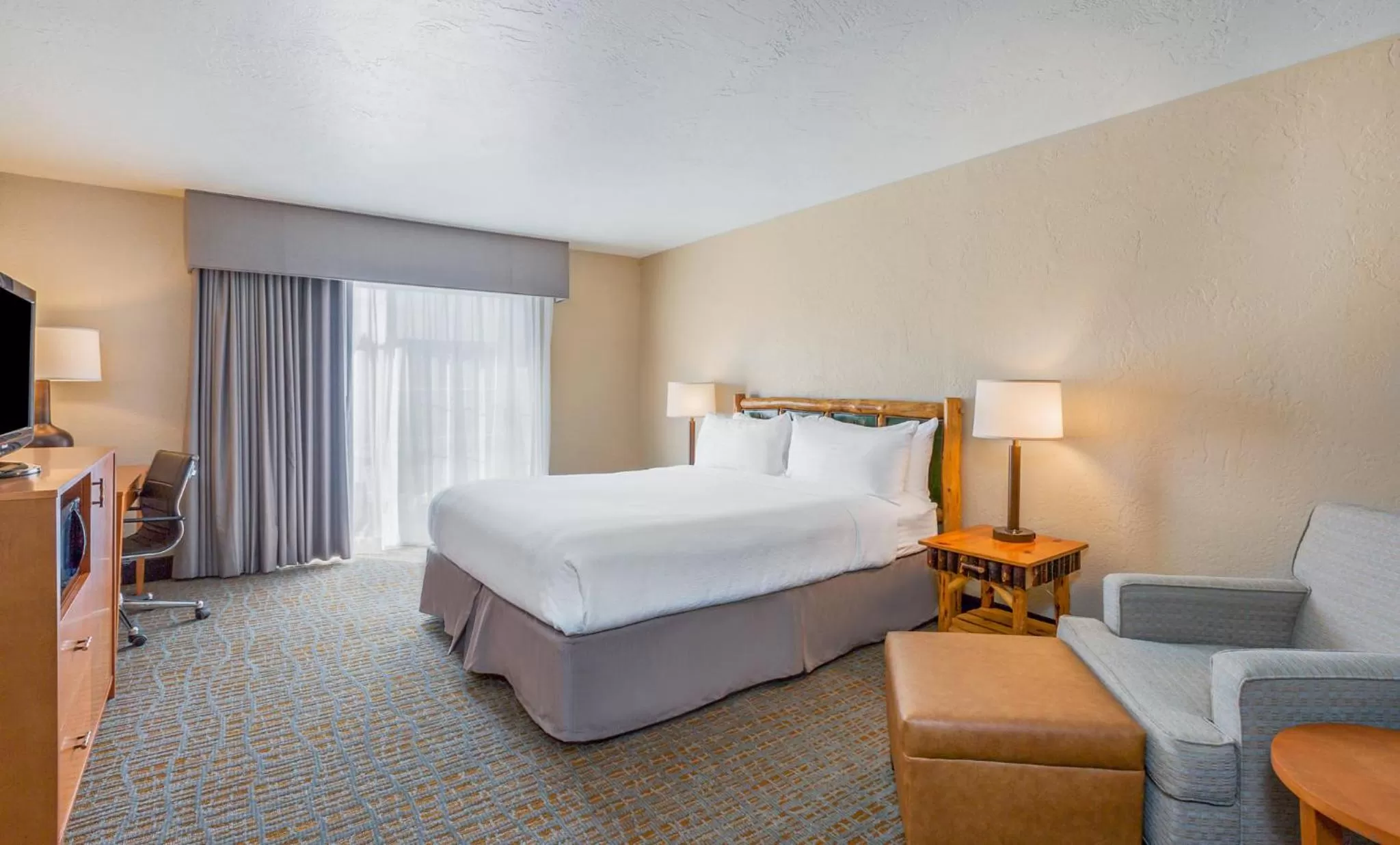 Photo of the whole room, Bed in Holiday Inn Resort The Lodge at Big Bear Lake by IHG