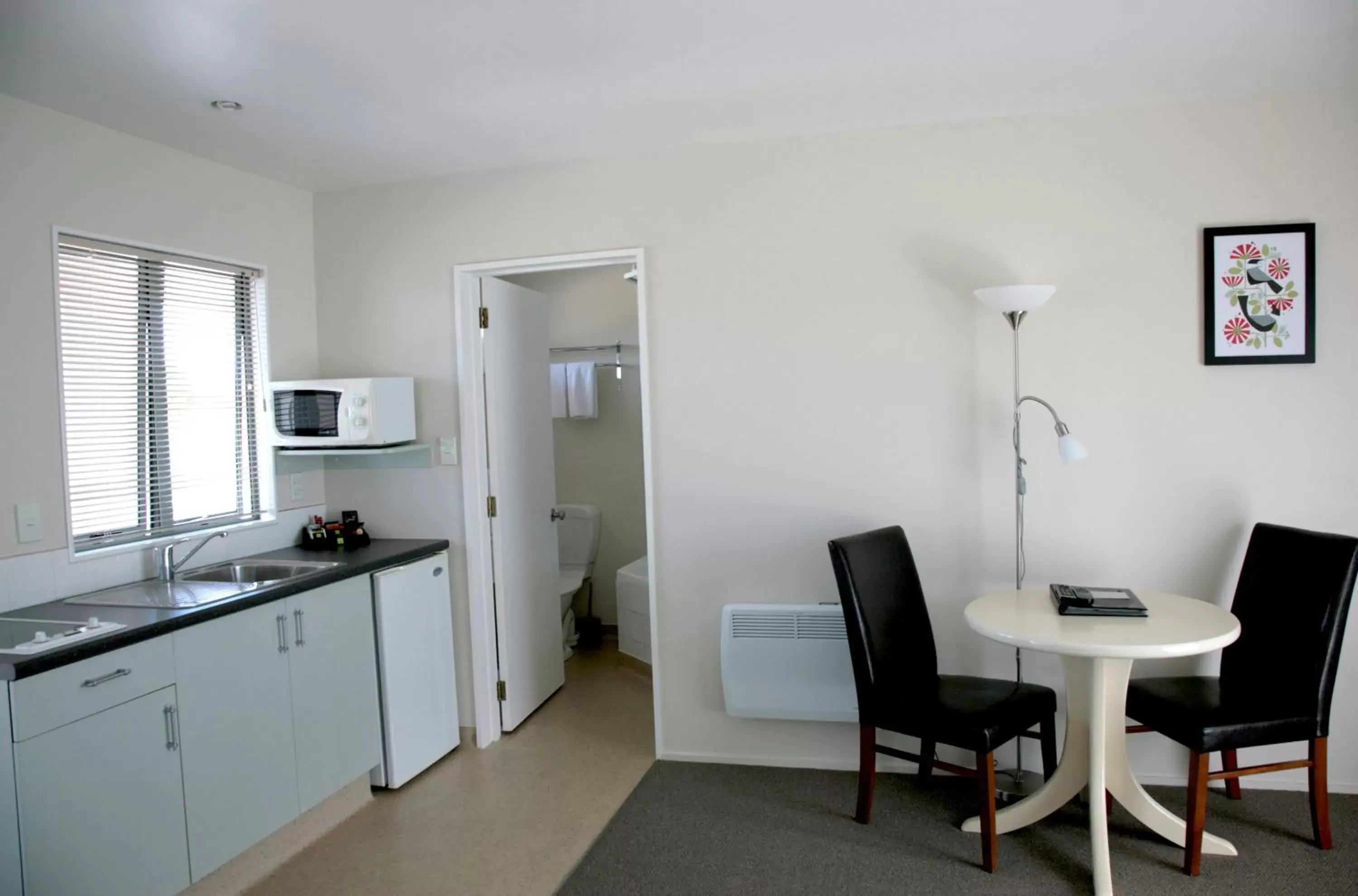 Dining area, Kitchen/Kitchenette in Westport Spa Motel