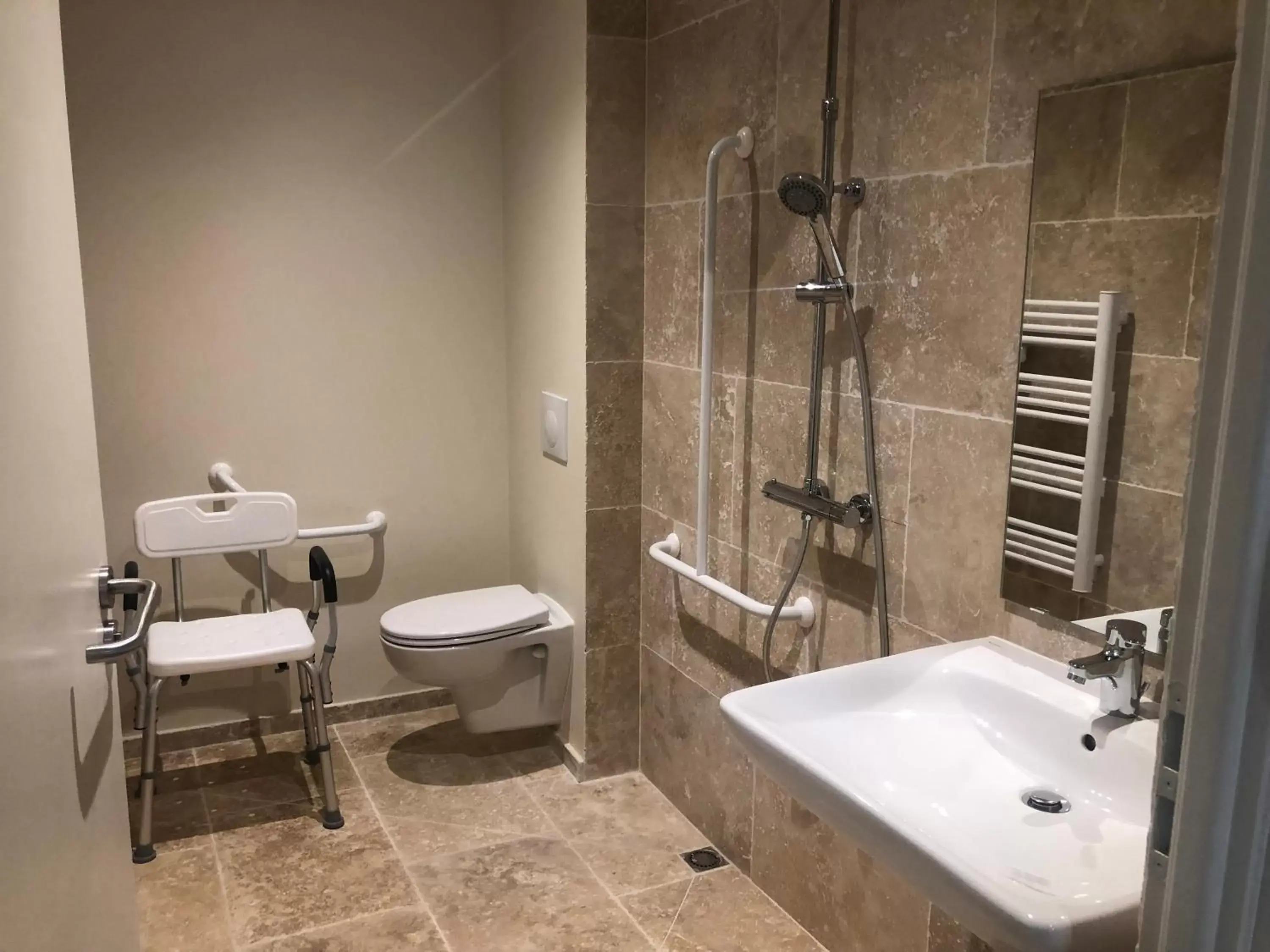 Facility for disabled guests, Bathroom in Domaine de Boulouch