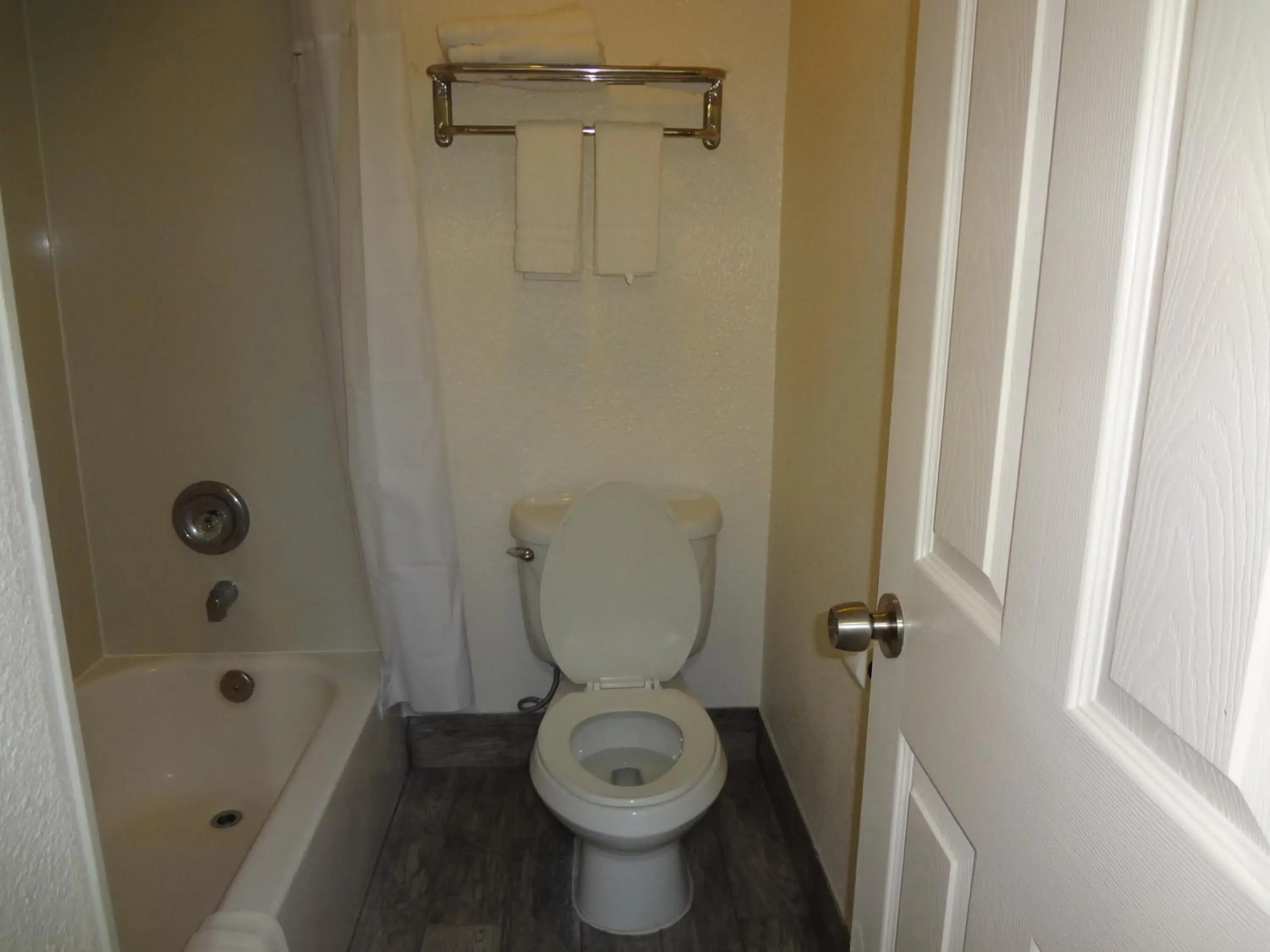 Bathroom in Peach City Inn - Marysville/Yuba City