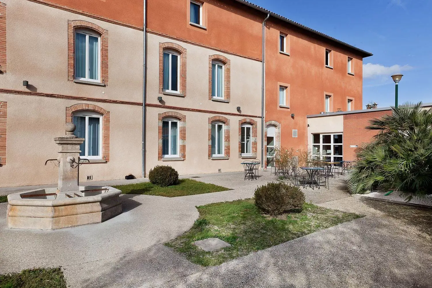Patio, Property Building in ibis Styles Toulouse Lavaur